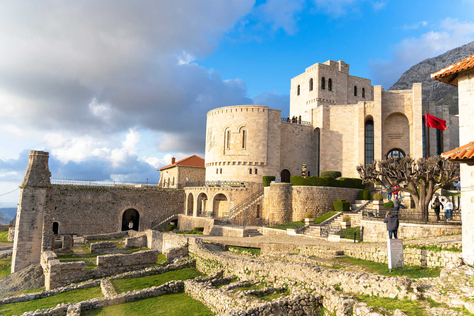 Vue de l'intérieur du château de Kruja, Albanie © Xhafkollari Elton