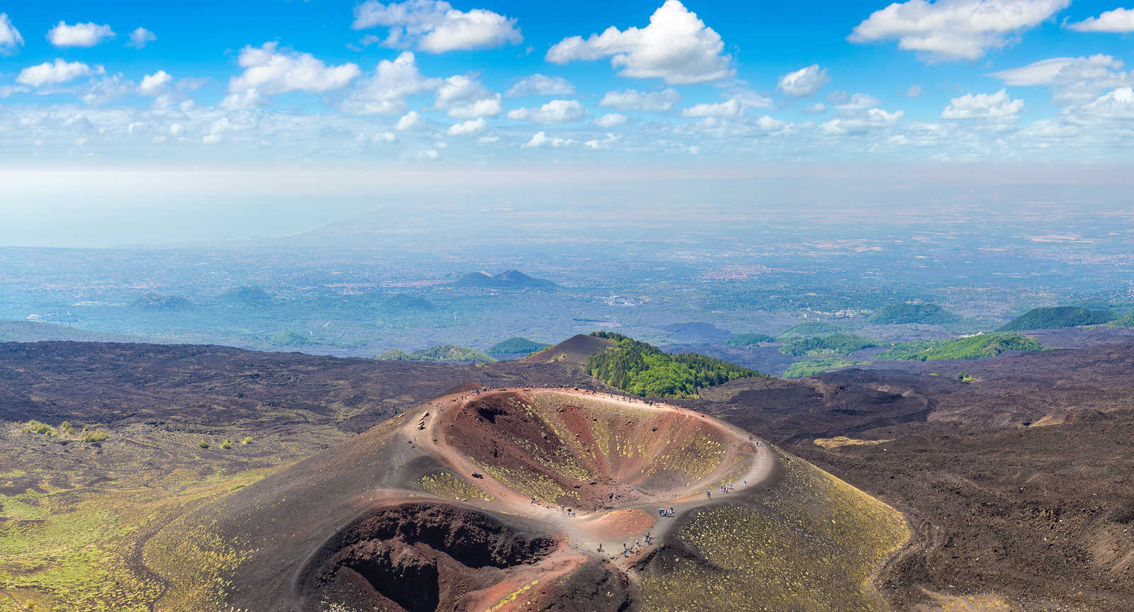 Vue du ciel du volcan Etna en Sicile © Sergii Figurnyi