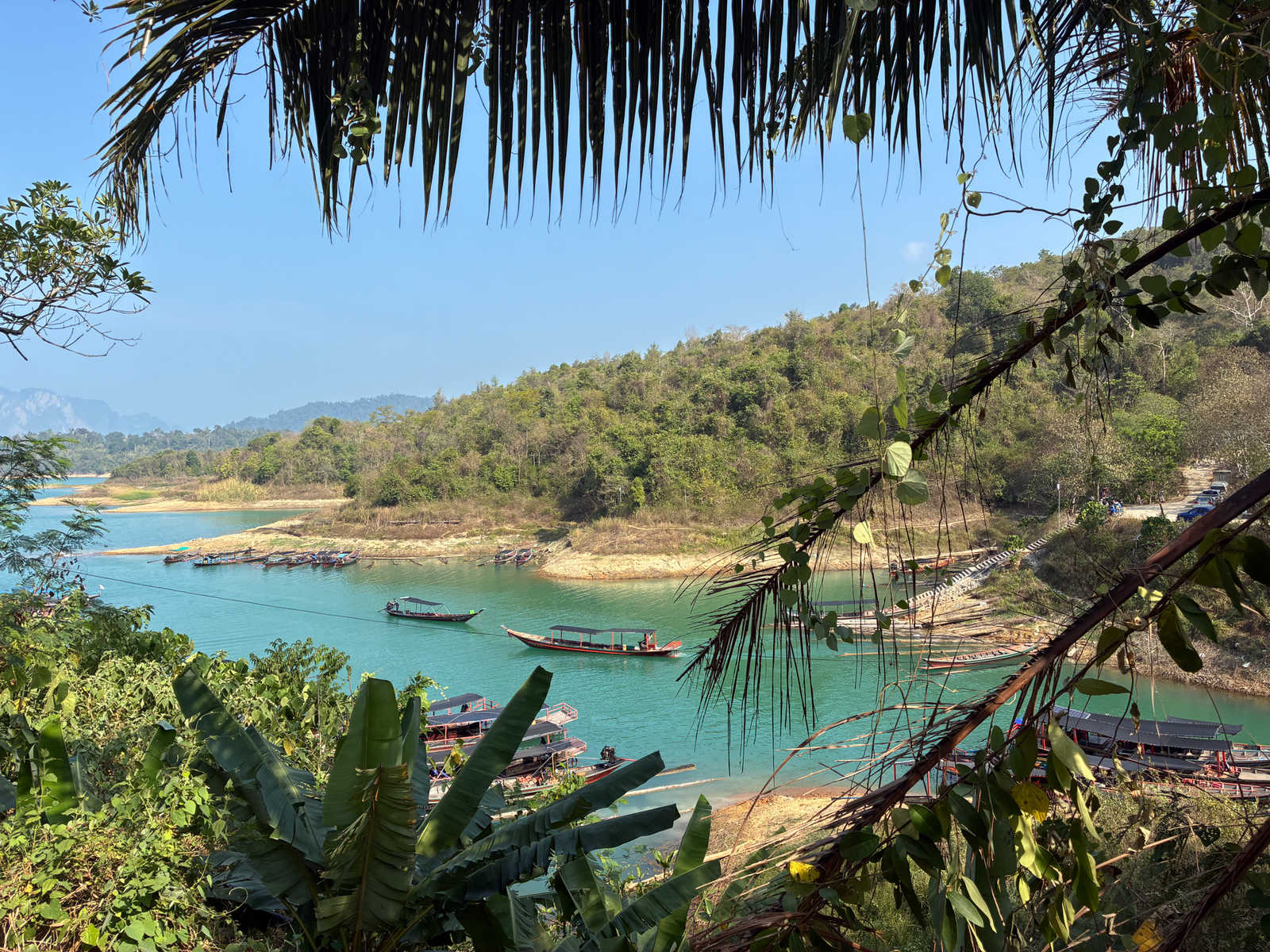 Vue du lac Cheow Lan en Thaïlande © Couturier Aline