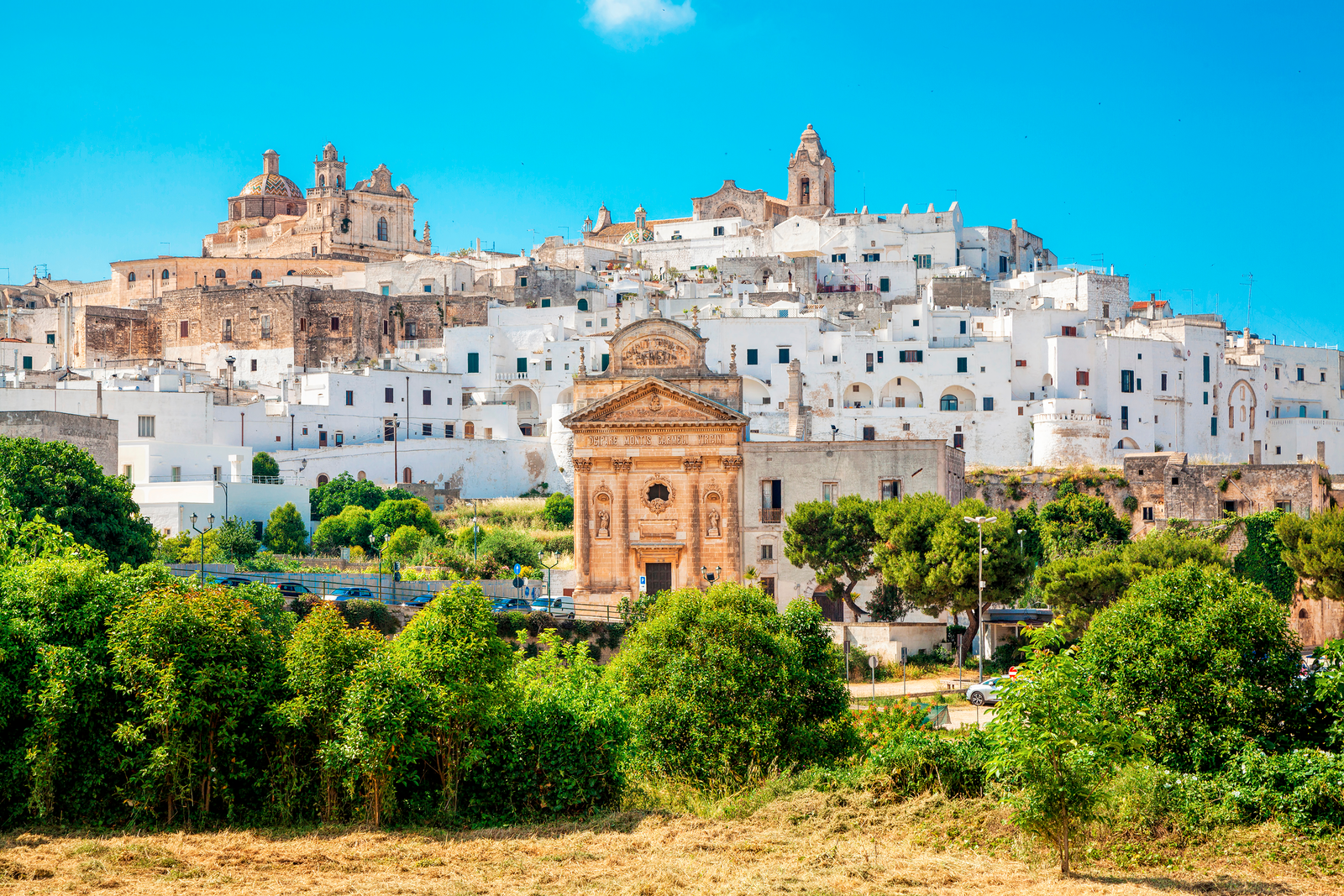 Vue panoramique de la ville blanche d'Ostuni, Brindisi, dans les Pouilles, Italie. © Vladimir Sazonov