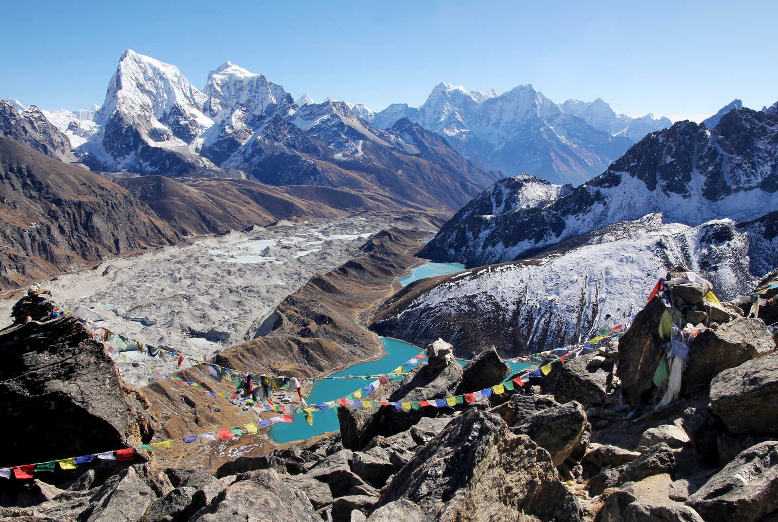 Vue plongeante sur le lac Gokyo, région de l'Everest © Adobe Stock