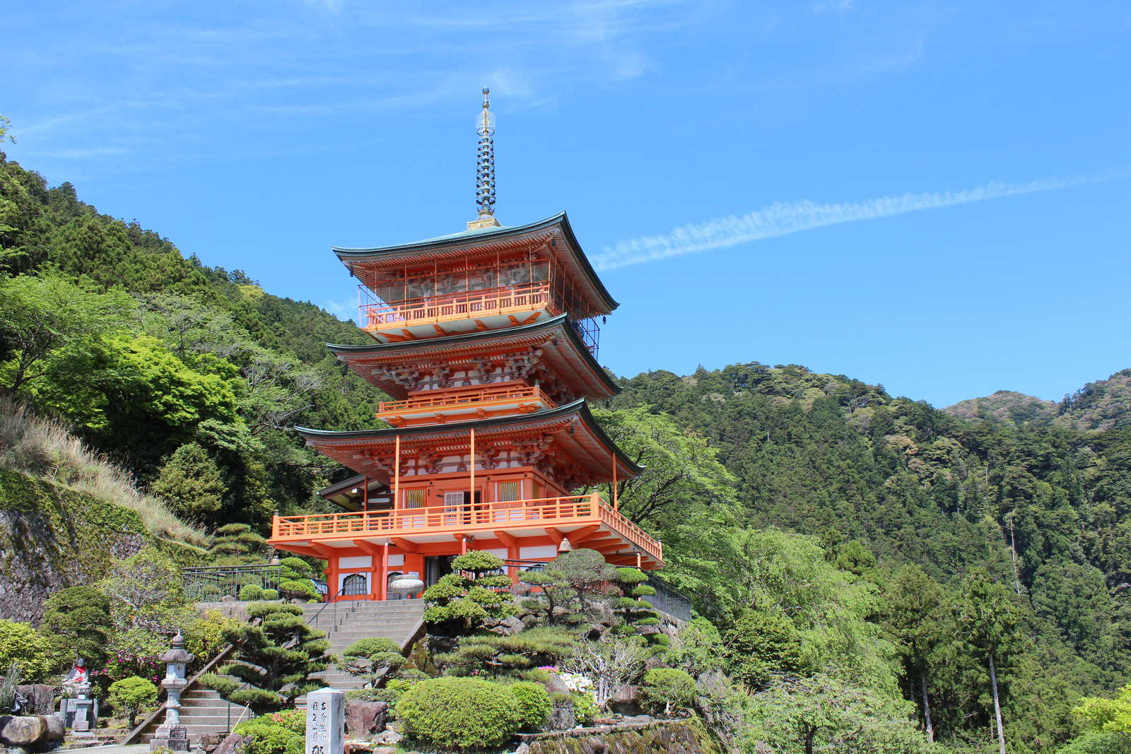 Vue sur la cascade de Nachi et le grand sanctuaire de Kumano Nachi Taisha © Christopher