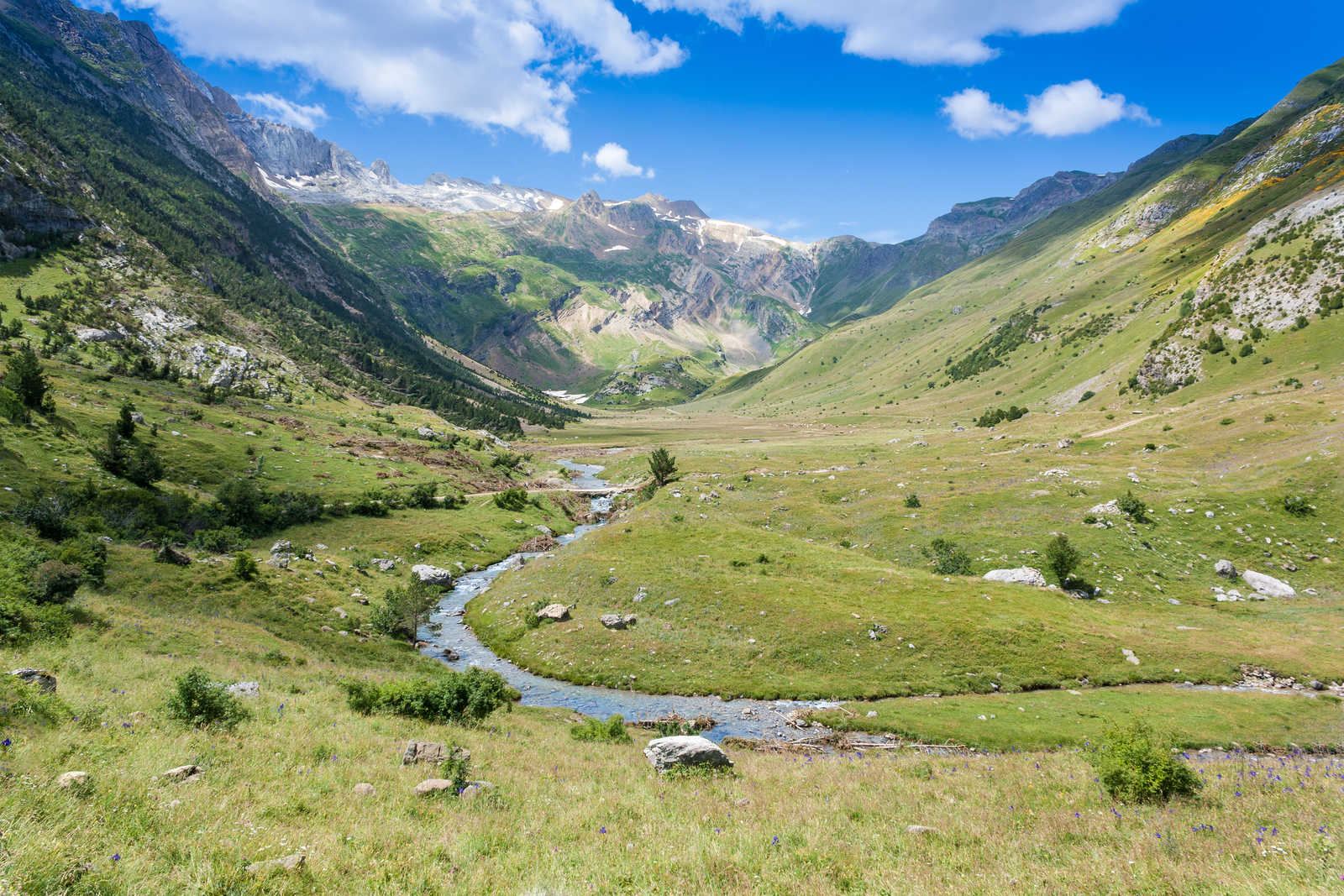 Vue sur la vallée d'Otal, PN d'Ordesa, Pyrénées aragonaises © Josem Gavira Adobe