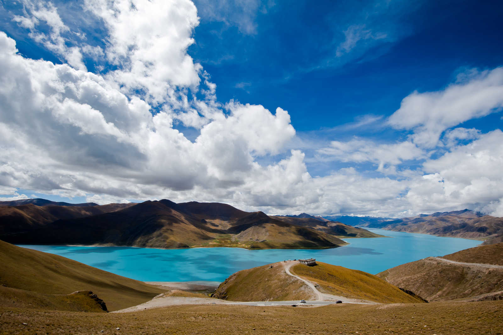 Vue sur le lac Yamdrok au Tibet © Kimpin