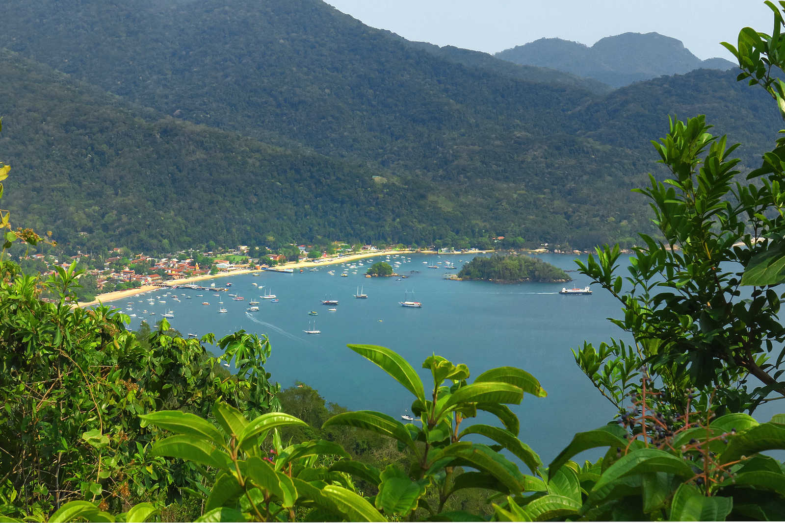 Vue sur le village d'Abraao à Ilha Grande © Coston Jean-Pierre