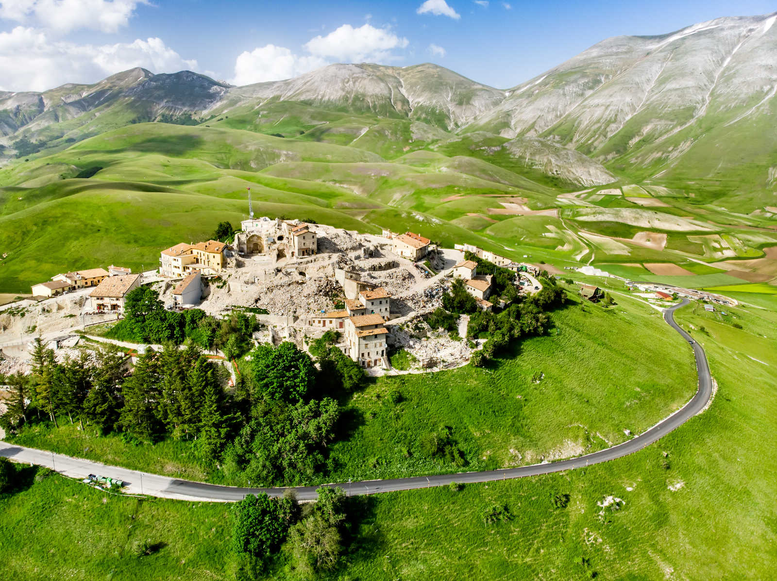 Vue sur le village de Castellucio di Norcia en Italie © Mnstudio