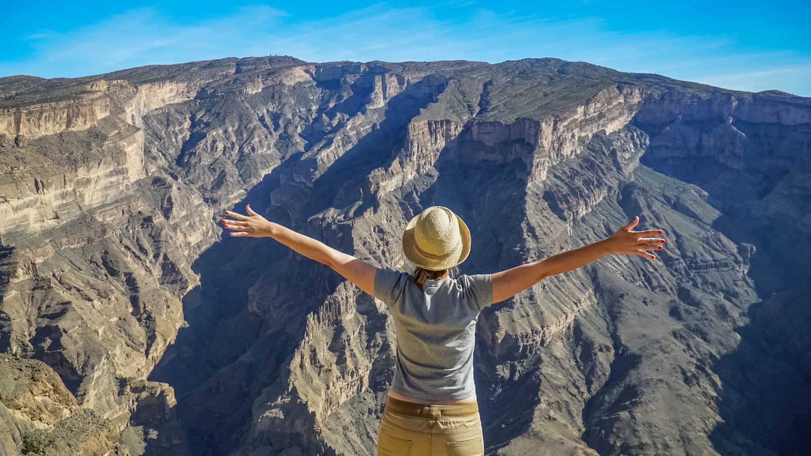 Vue sur le Wadi Ghul, le Grand Canyon du Jebel Shams, Oman © Footagelab