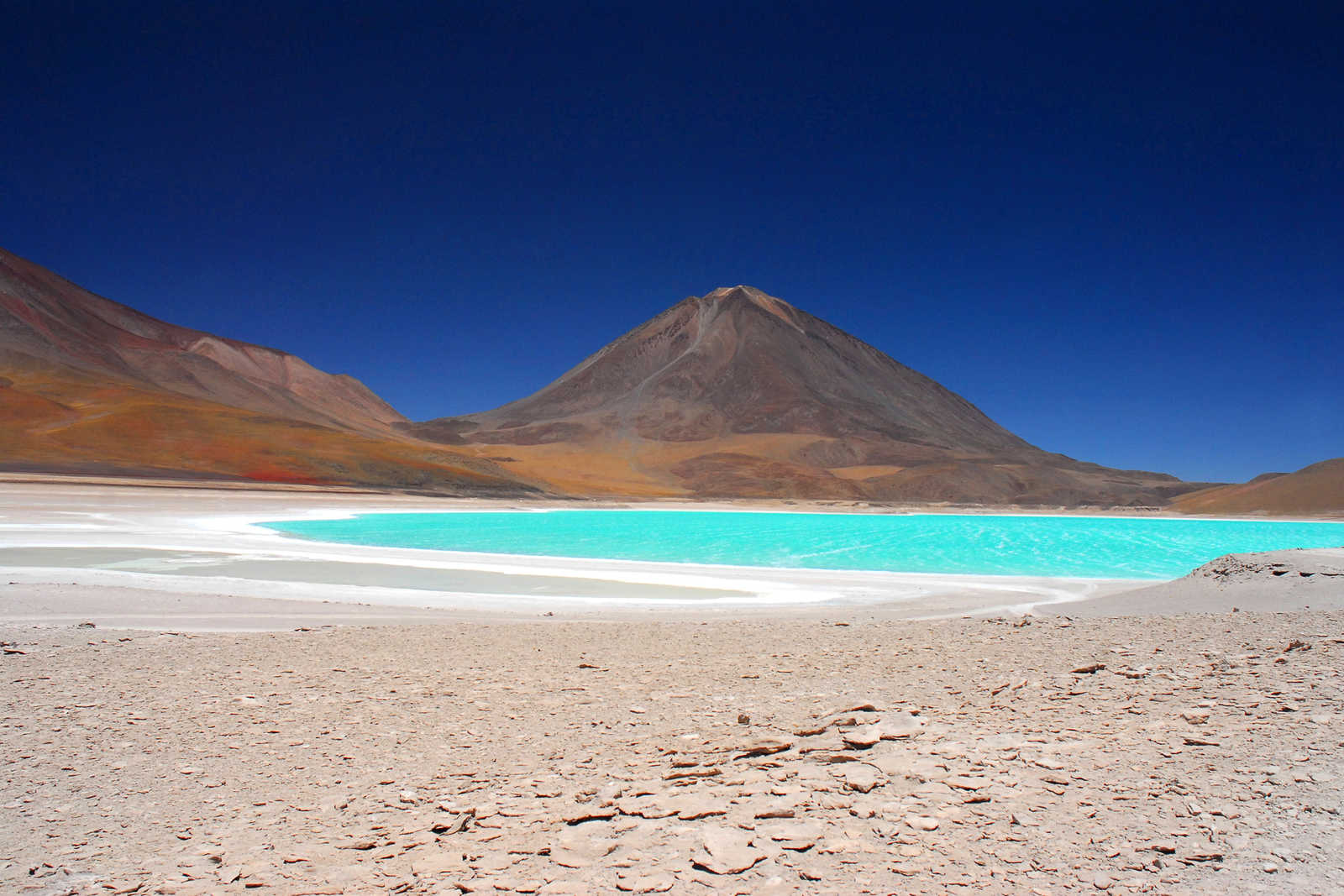 Vue sur les eaux turquoise de la Laguna Verde en Bolivie avec le volcan Licacabur © Gparigot