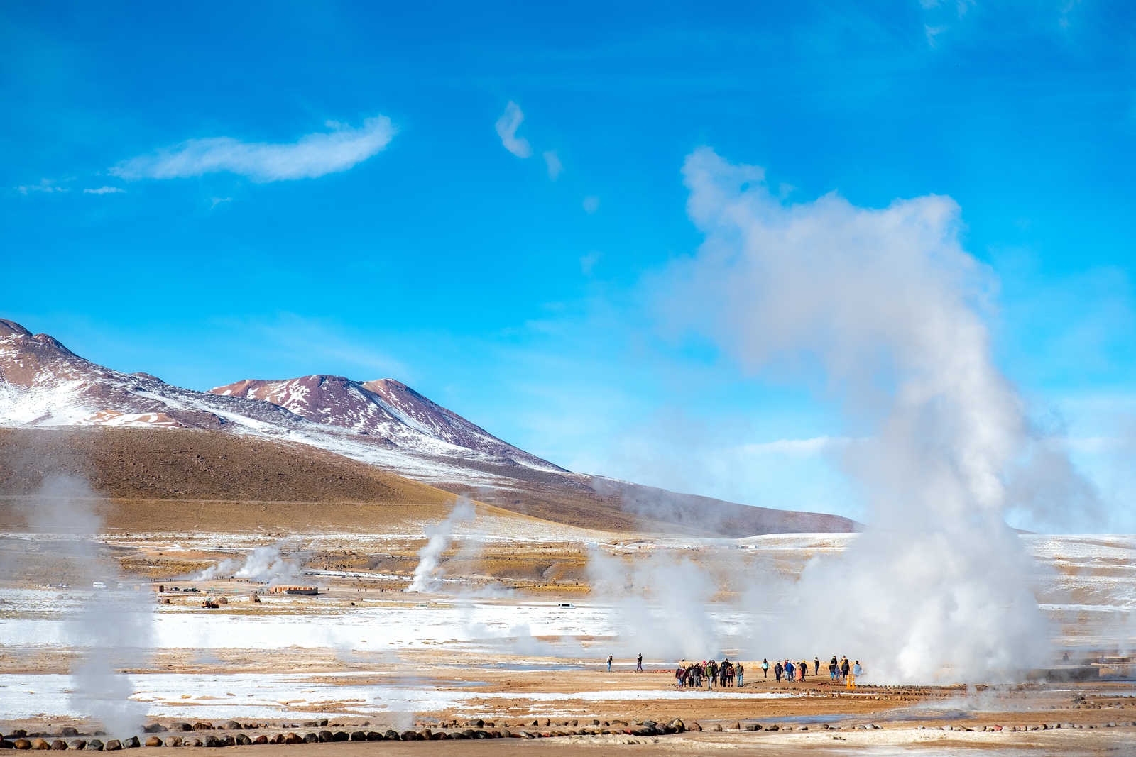 Vue sur les Geysers du Tatio dans les Andes devant les sommets enneigés © Bruno