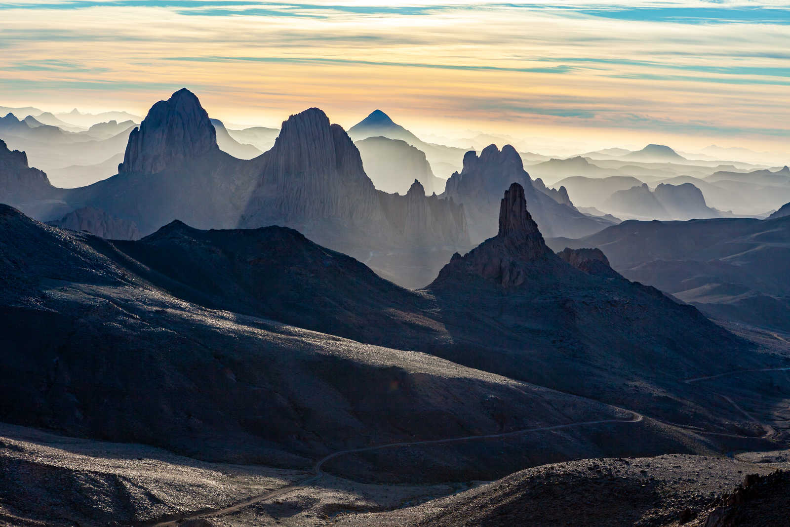 Vue sur les Tezzouiags depuis le sommet de l'Assekrem dans le massif du Hoggar, Algérie © Hecke71