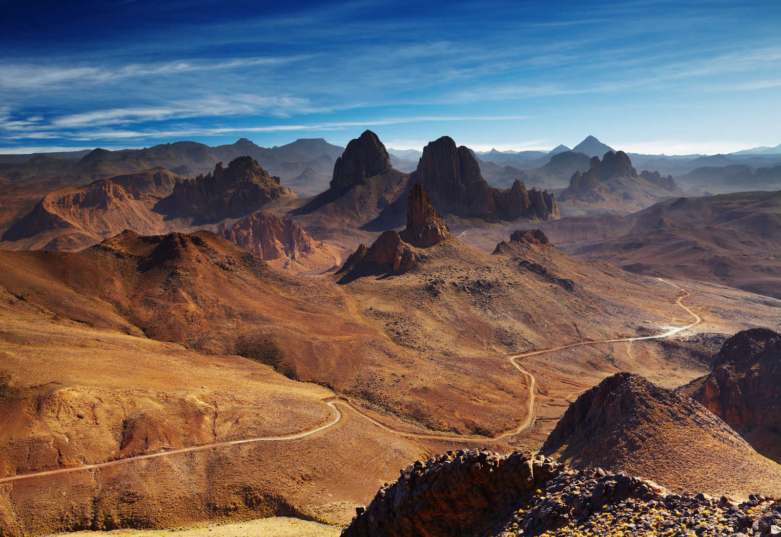 Vue sur les Tezzouiags depuis le sommet de l'Assekrem dans le massif du Hoggar, Algérie © Pichugin Dmitry