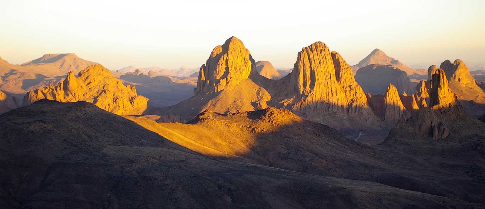 Vue sur les Tezzouiags depuis le sommet de l'Assekrem dans le massif du Hoggar, Algérie © Sahara Nature