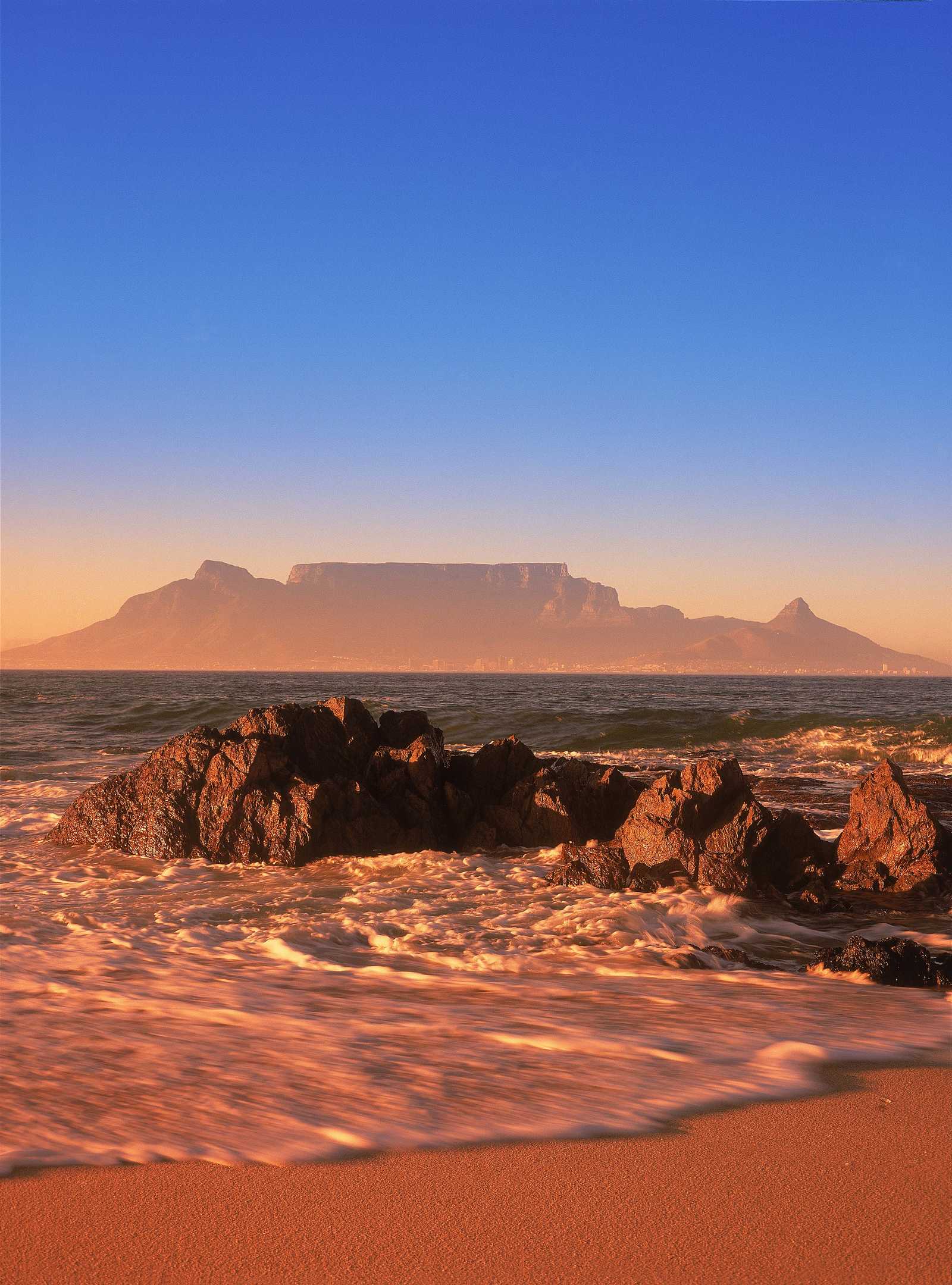 Vue sur Table Mountain et l'océan © SA TOURISME