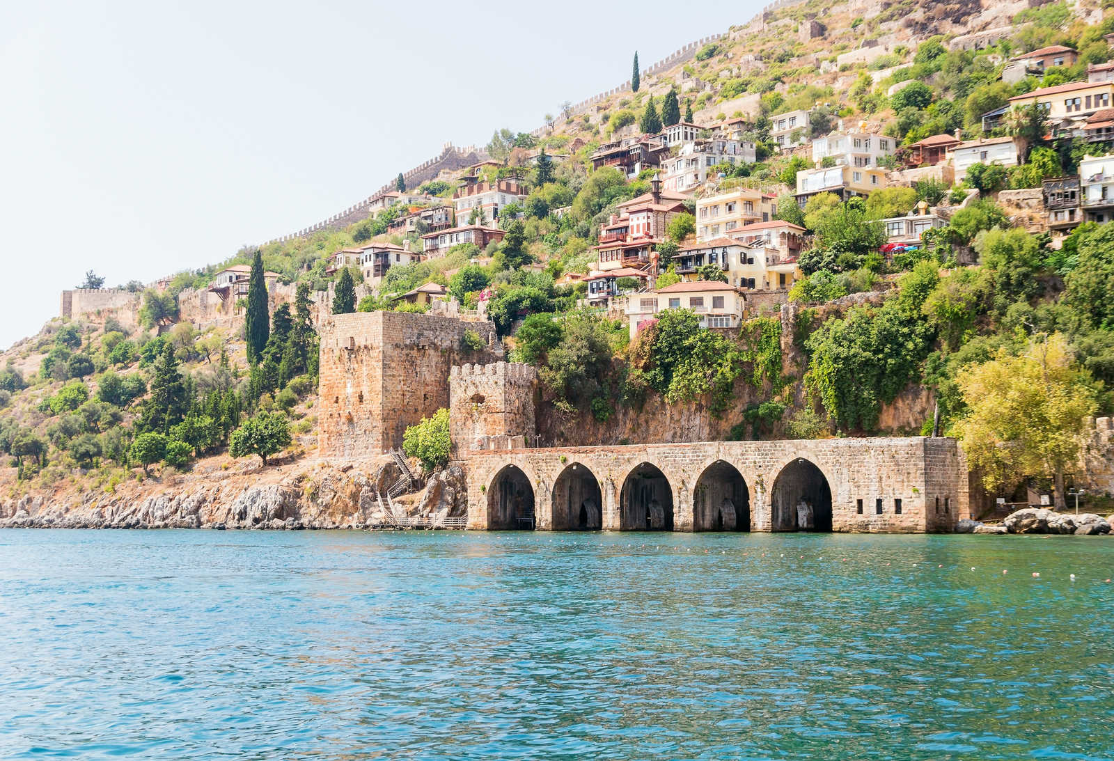 Vue sur Tersane en Turquie depuis la mer © Berezko