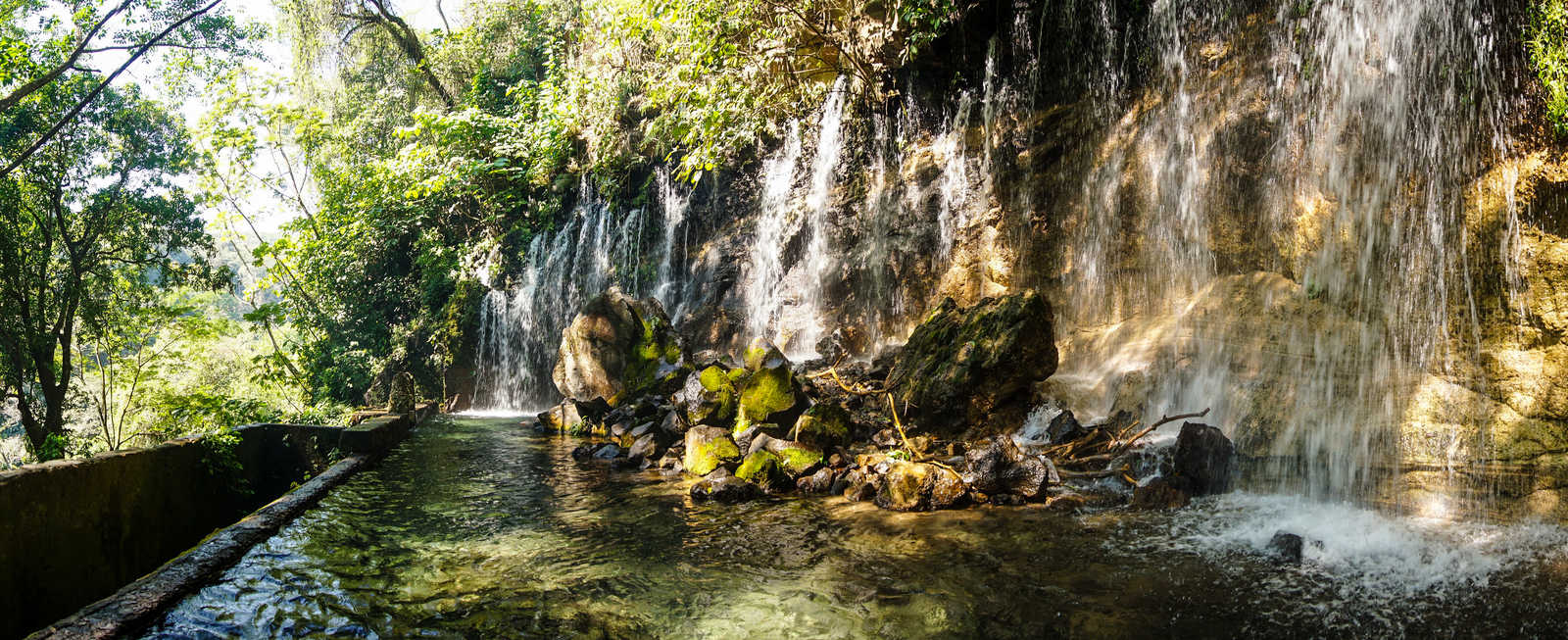 waterfall-in-the-el-imposible-national-park-in-el-salvador © Christopher