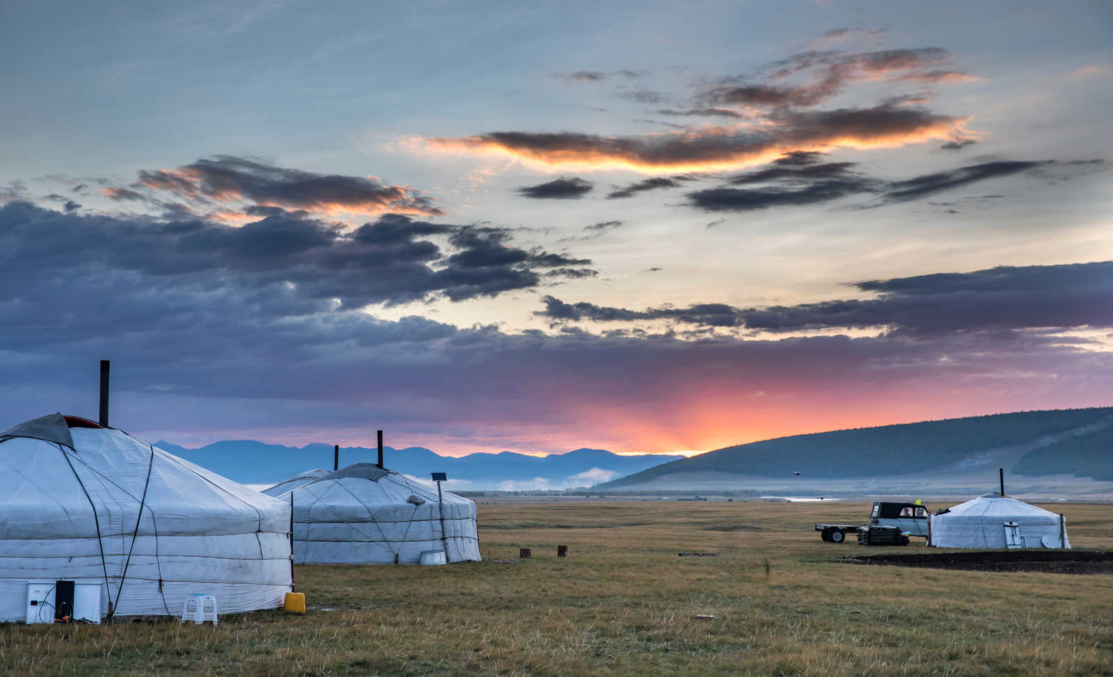 Yourte mongole dans le paysage © Katiekk2