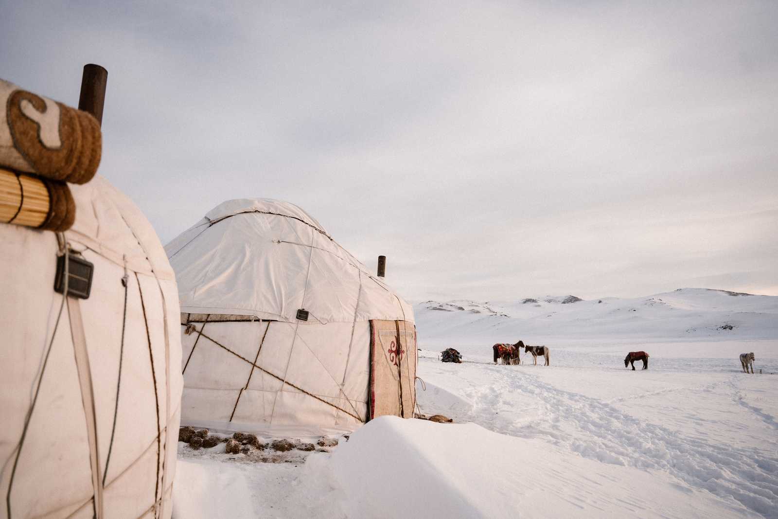 Yourtes en hiver au Kirghizistan © Aubree Stephane