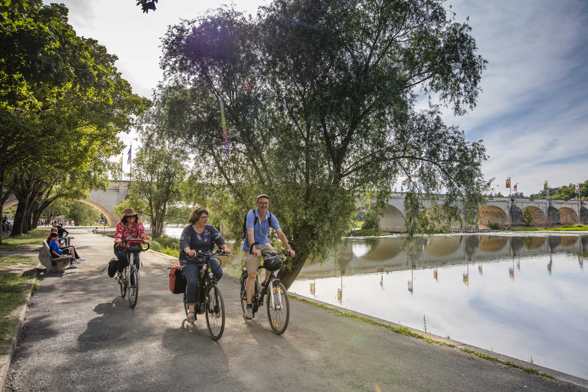 Cyclistes à vélo sur les bords de Loire à Tours