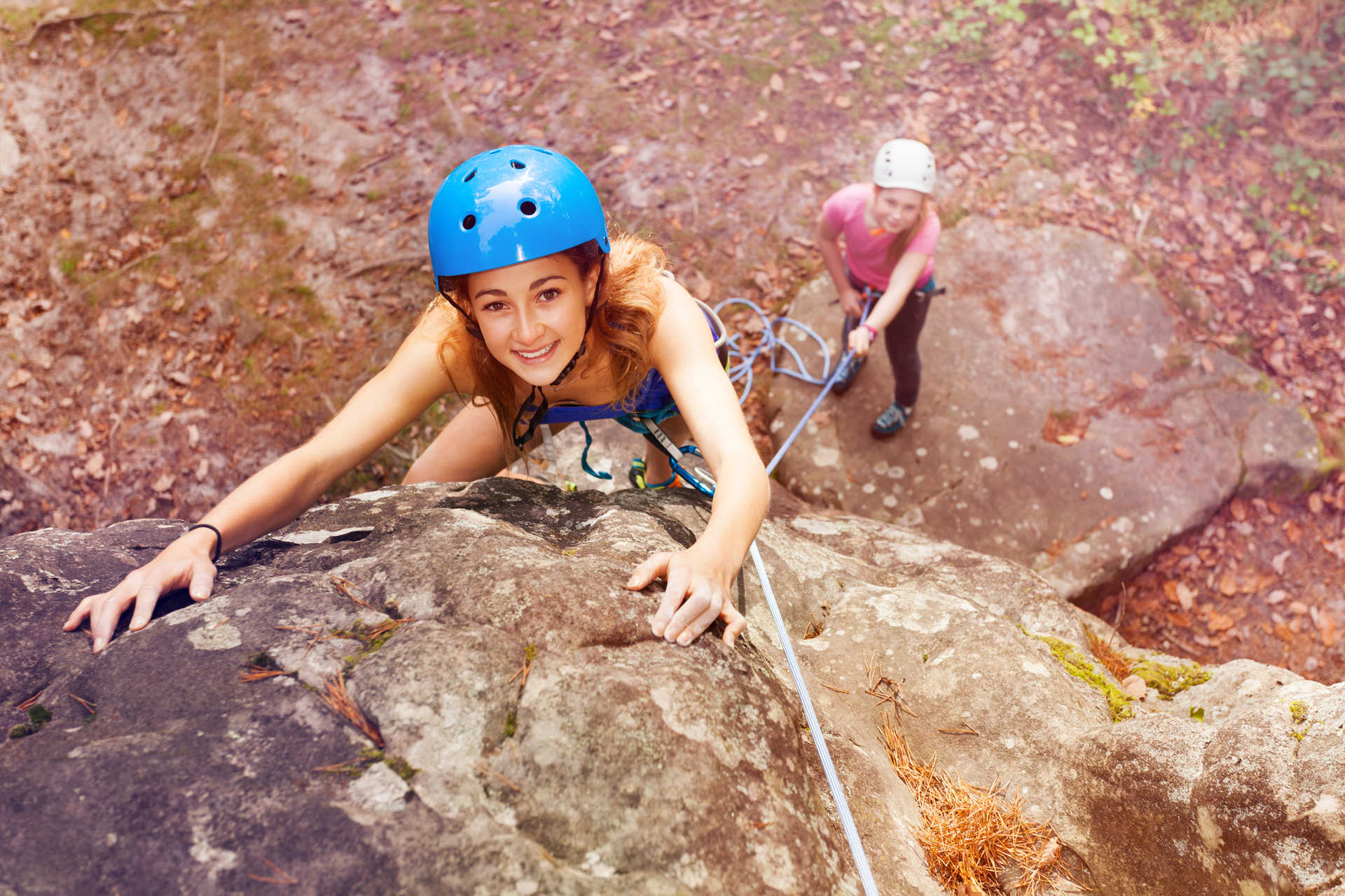 Adolescente en train d'escalader une falaise - © iStock Adolescente en train d'escalader une falaise