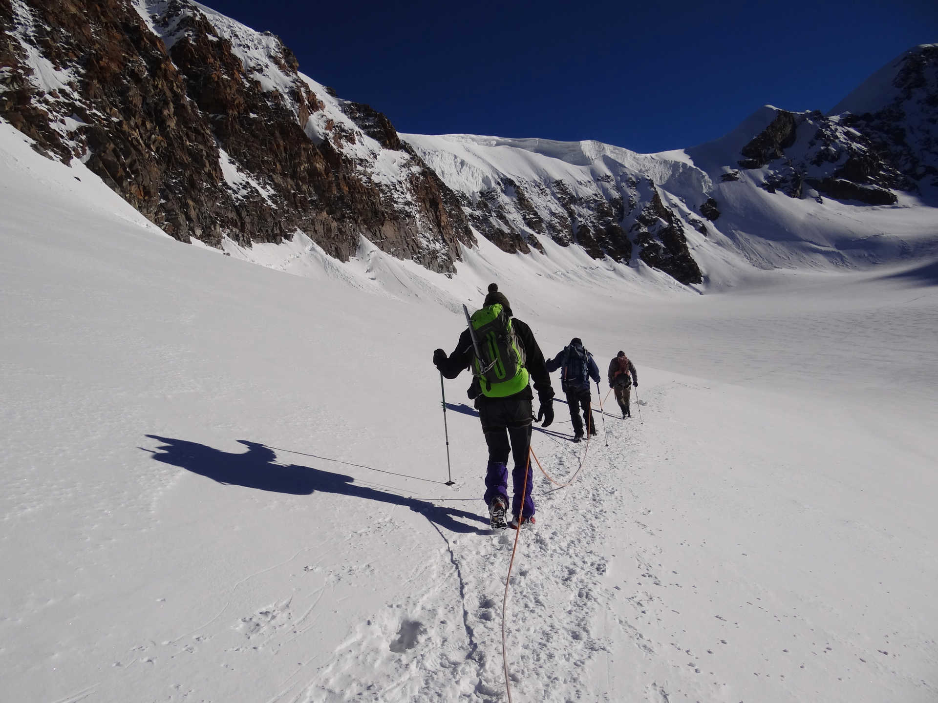 alpinistes dans le massif du mont rose © Adobe Stock alpinistes dans le massif du mont rose