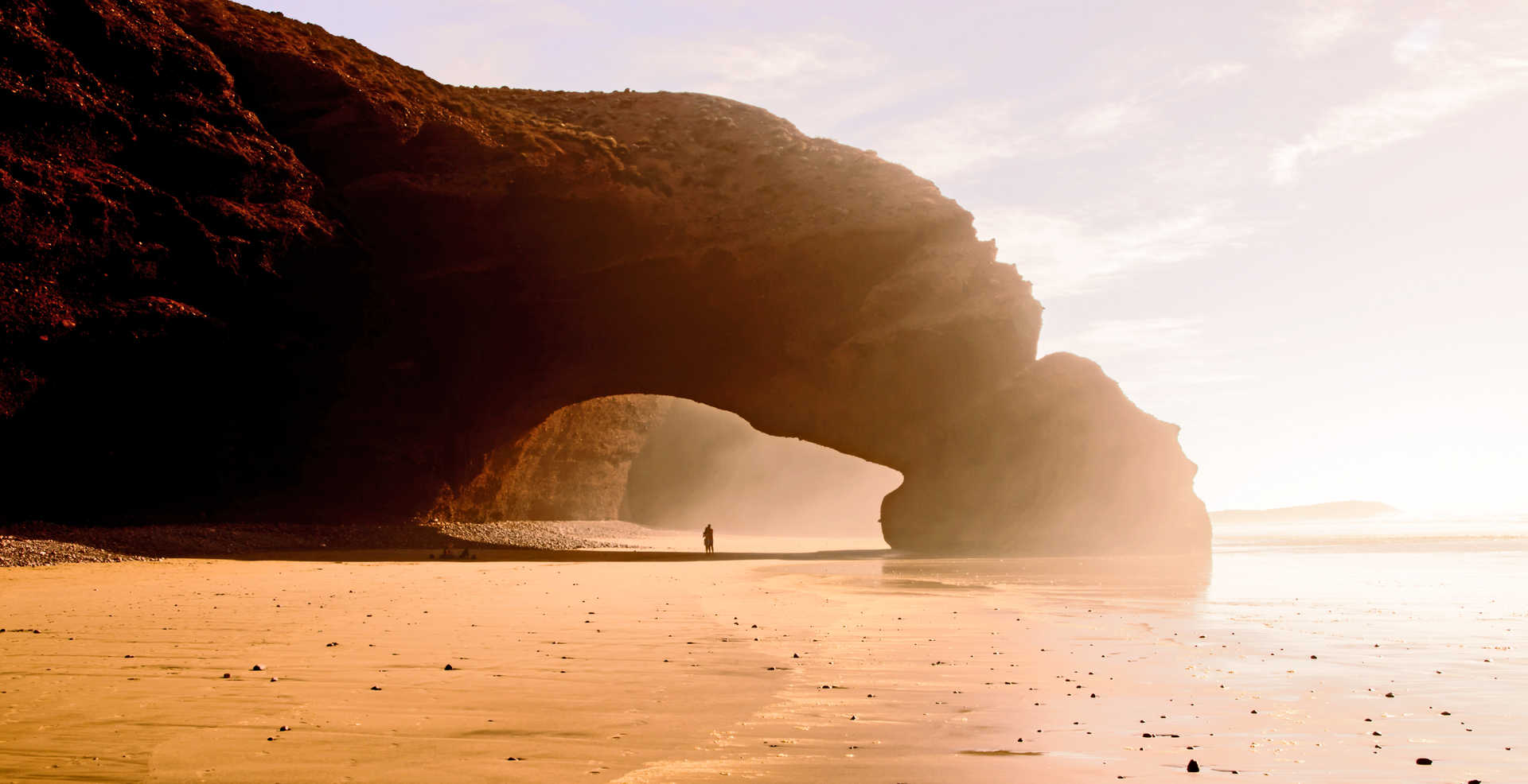 Arches de roche sur la plage de Legzira sur la côte Atlantique du Maroc