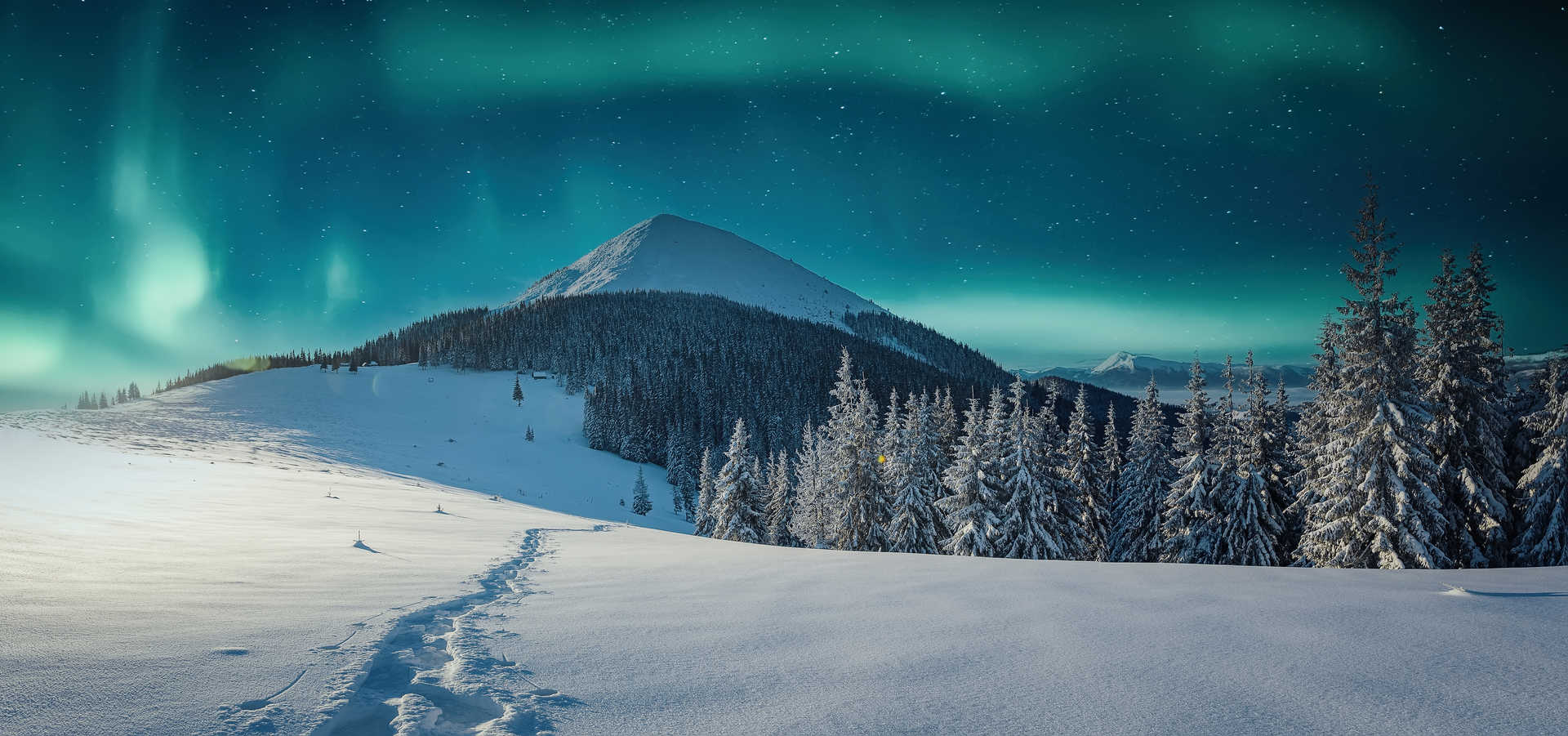 Aurores boréales dans les montagnes finlandaise en Laponie