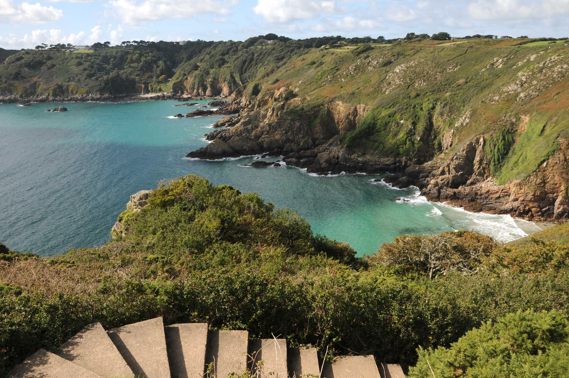 Baie du Petit Bot depuis la pointe Icart à Guernesey dans les Îles anglo normandes