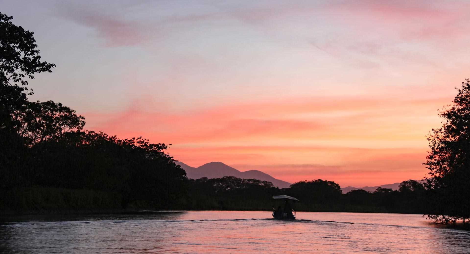 Bateau sur la rivière au Costa Rica au coucher du soleil