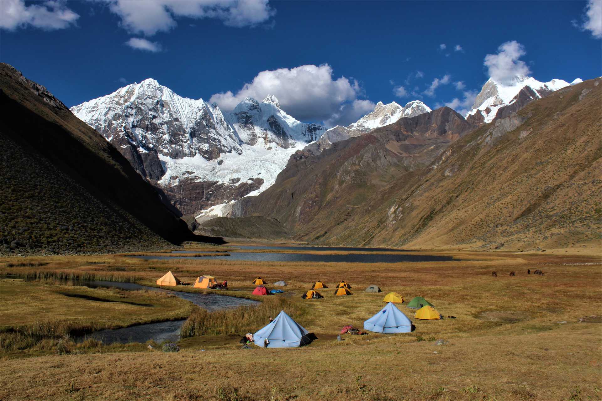 Bivouac dans la Cordillère Huayhuach au Pérou