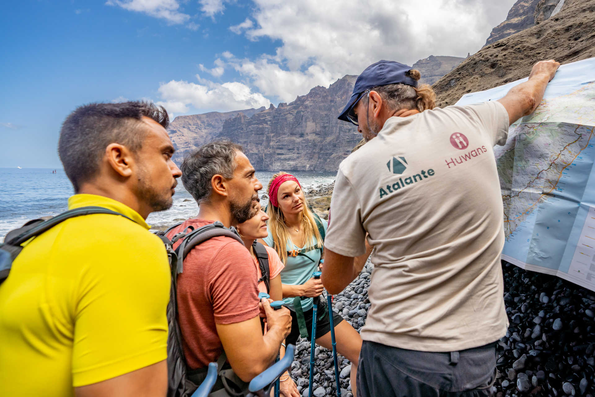 Briefing du guide avec une carte à Los Gigantes sur l'île de Tenerife