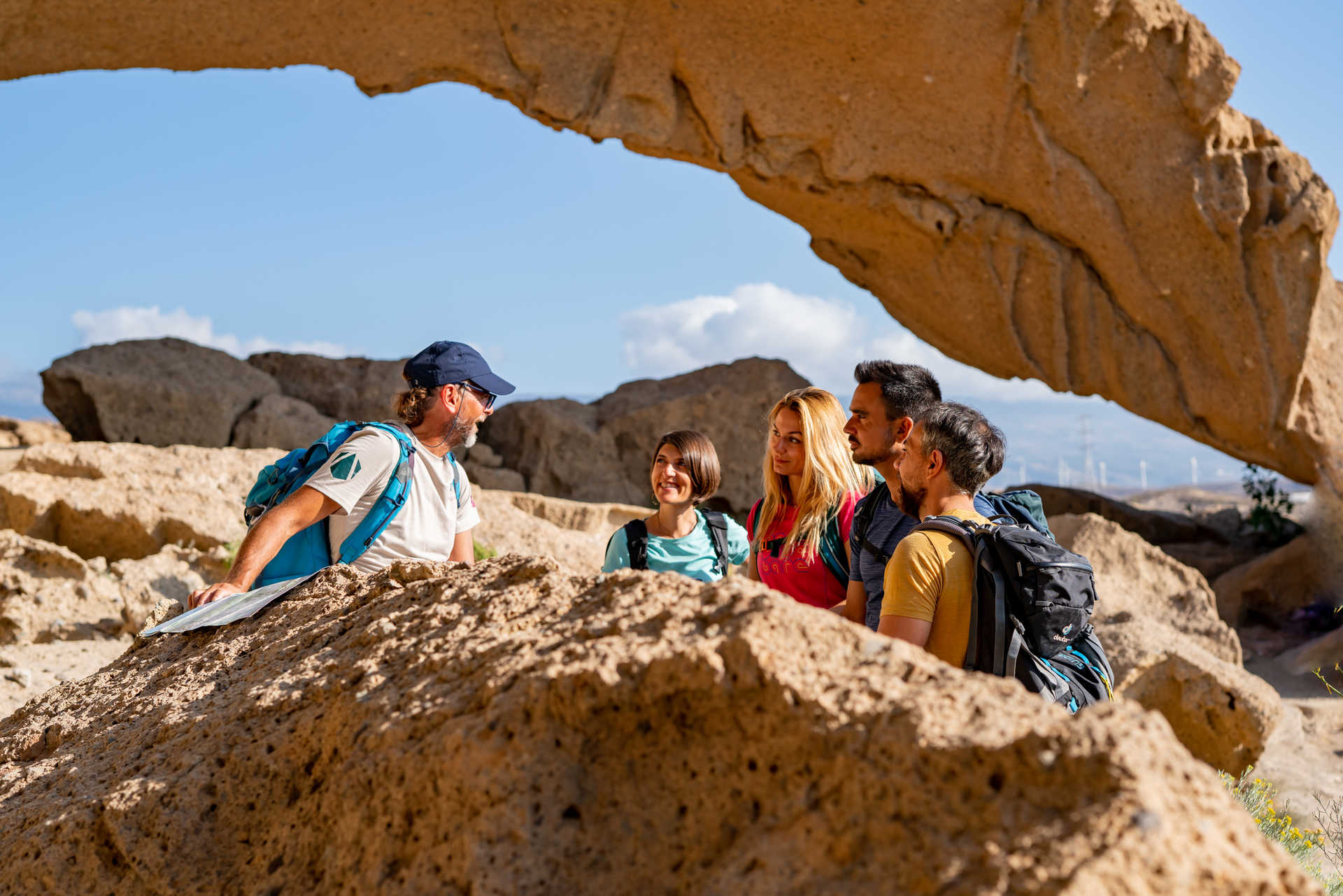 briefing du guide avec une carte sous l'Arc naturel de Tajao sur l'île de Tenerife © Boerez Benjamin briefing du guide avec une carte sous l'Arc naturel de Tajao sur l'île de Tenerife