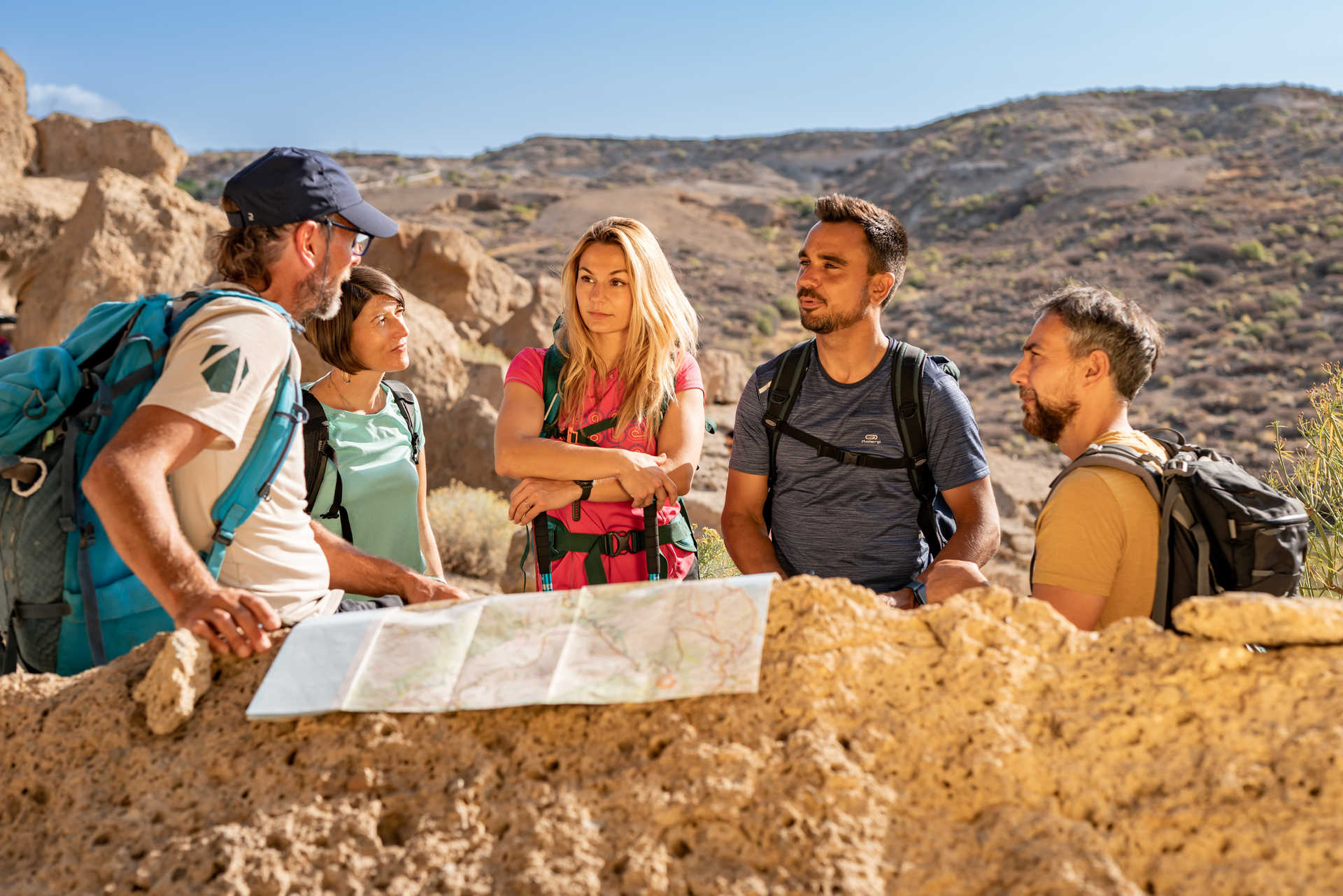 briefing du guide sur une carte devant l'arc naturel de Tajao sur l'ile de Tenerife
