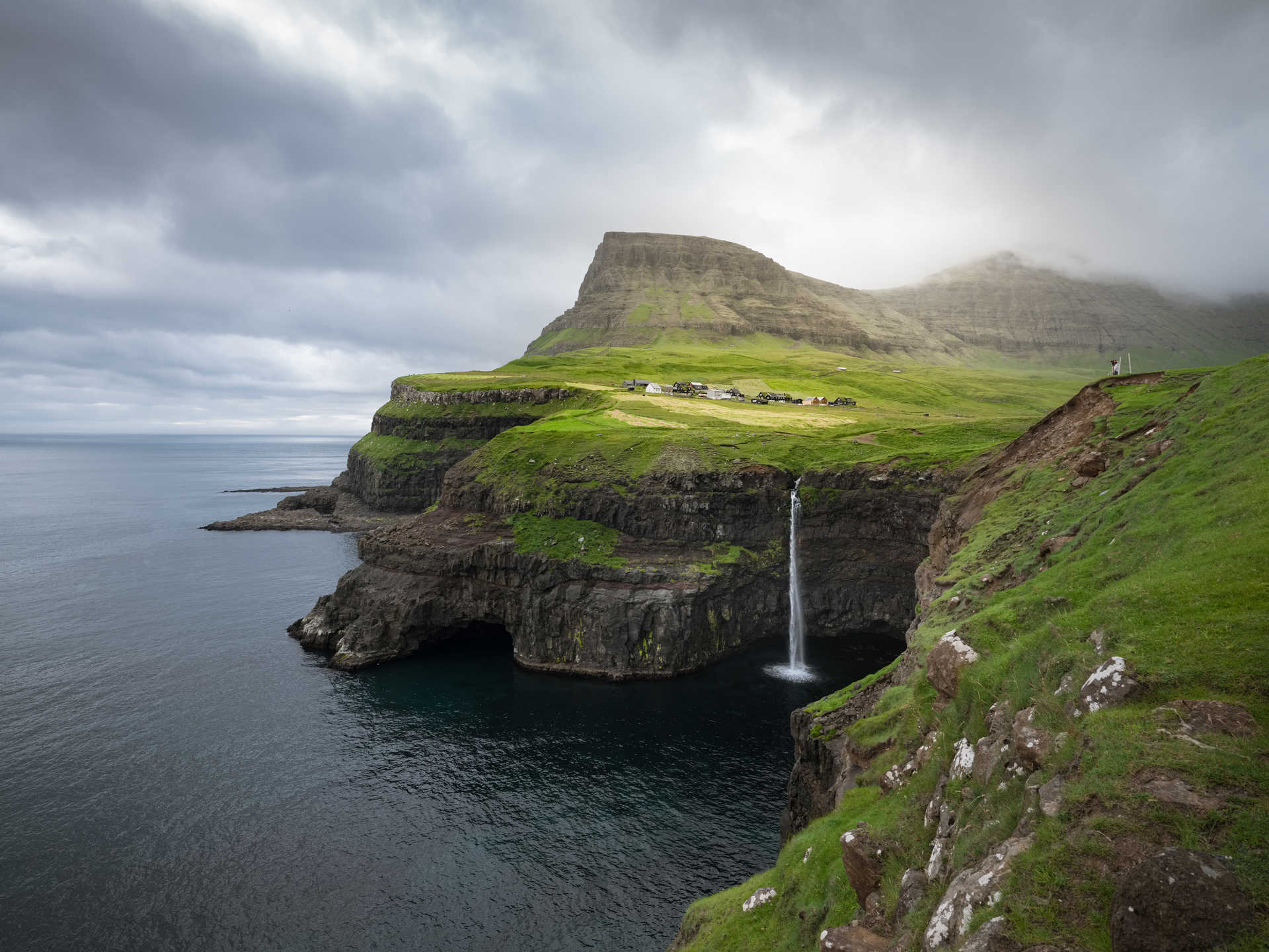 Cascade de Mulafossur au village de Gasadalur aux îles Féroé