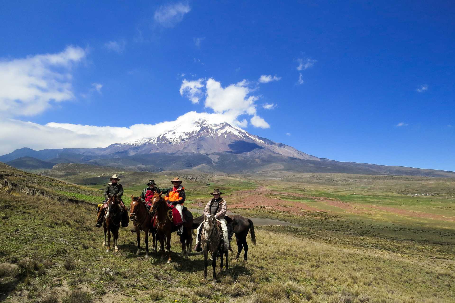 Cavaliers devant le Chimborazo en Equateur