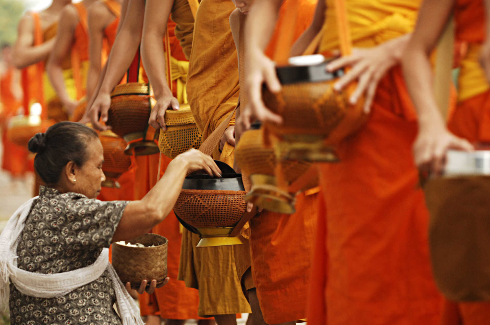 Cérémonie des offrandes aux moins bouddhistes