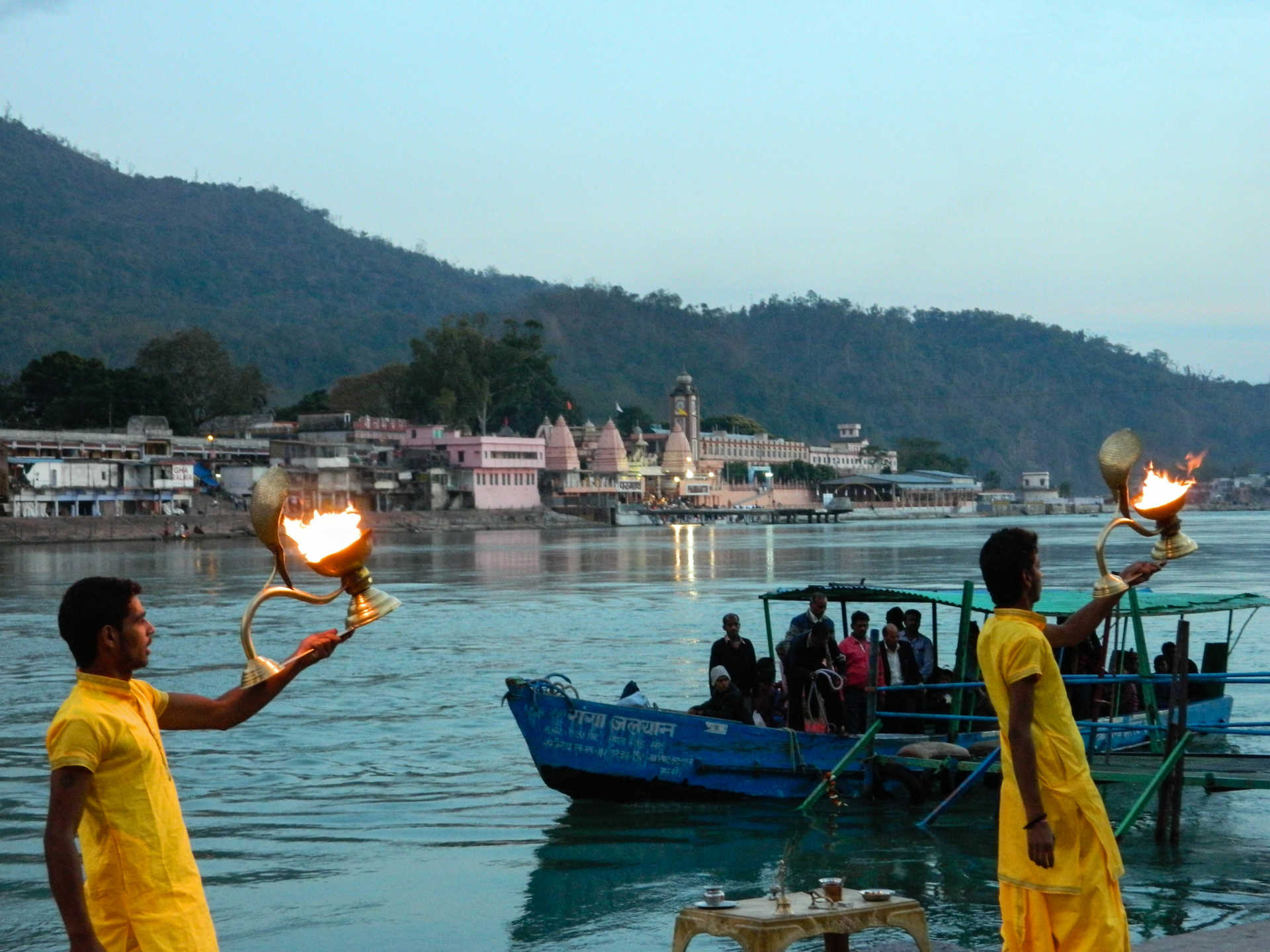 Cérémonie religieuse face au Gange, Haridwar