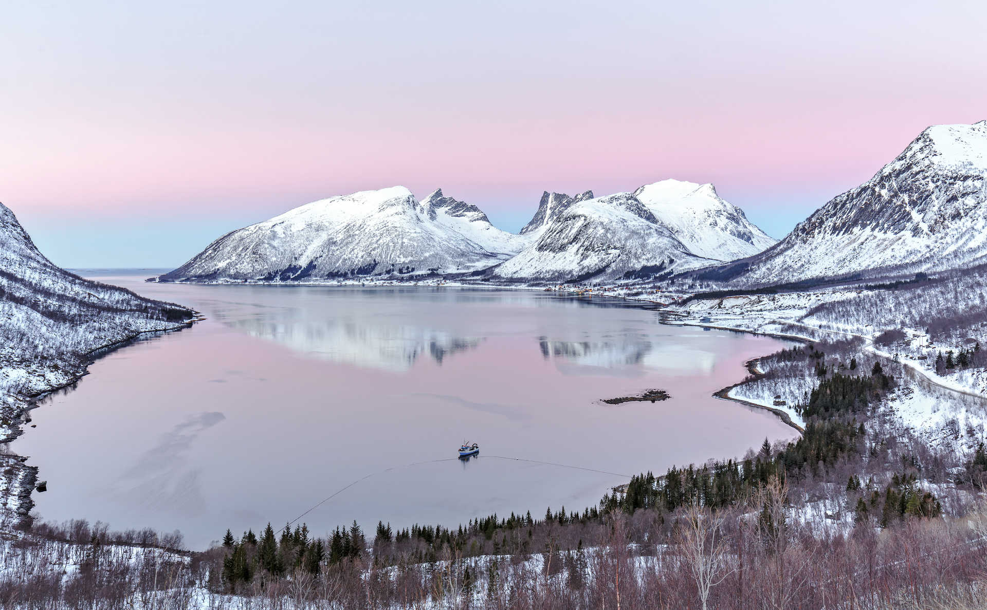 Couché du soleil sur Fjord, île de Senja