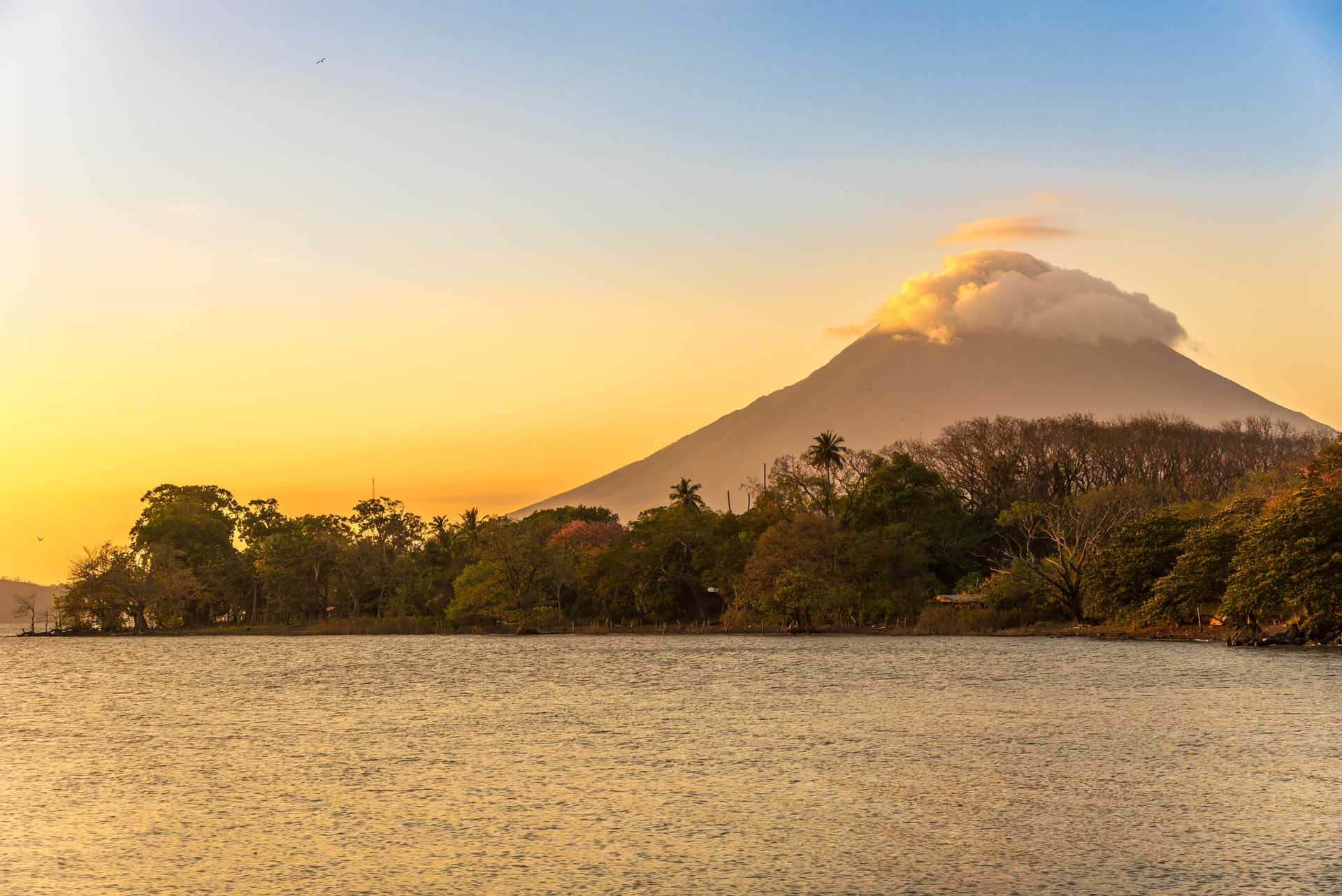 Coucher de soleil au bord du lac Nicaragua avec le volcan Conception sur l île d'Ometepe