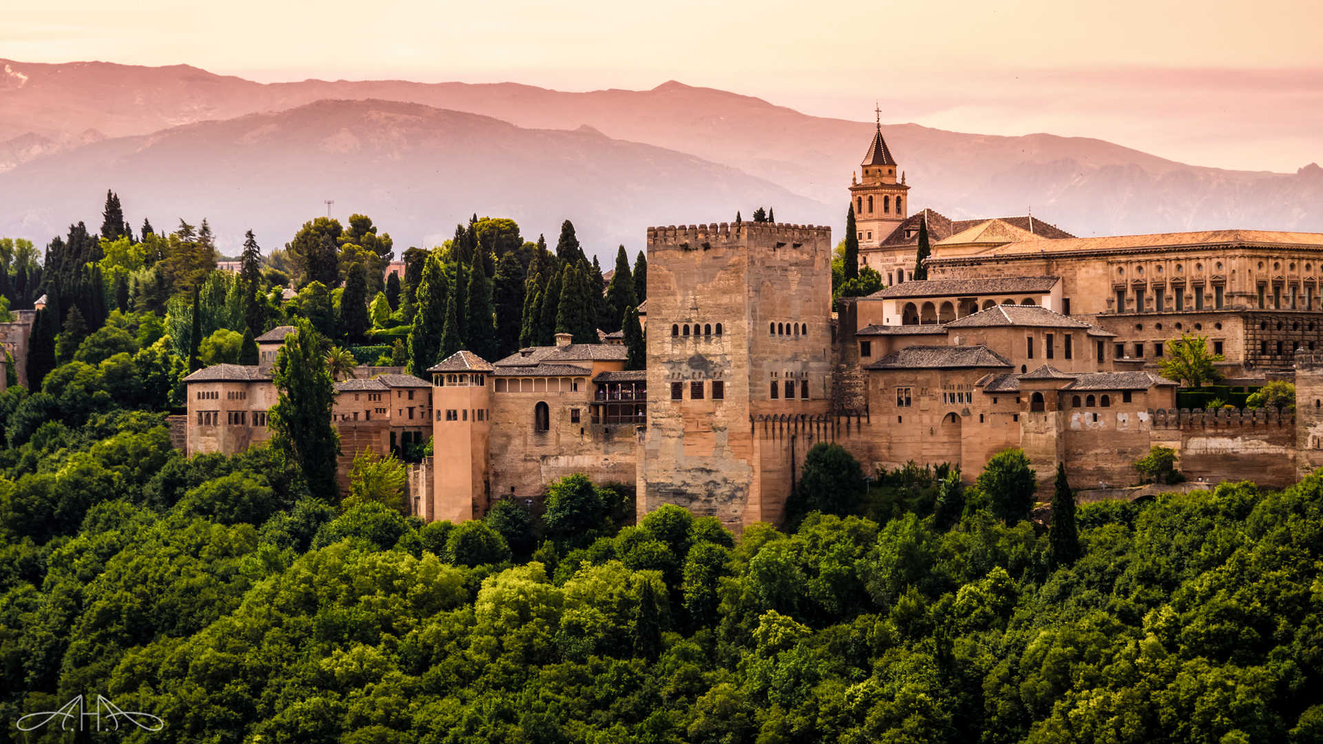 Coucher de soleil au Palais de l'Alhambra à Grenade en Espagne