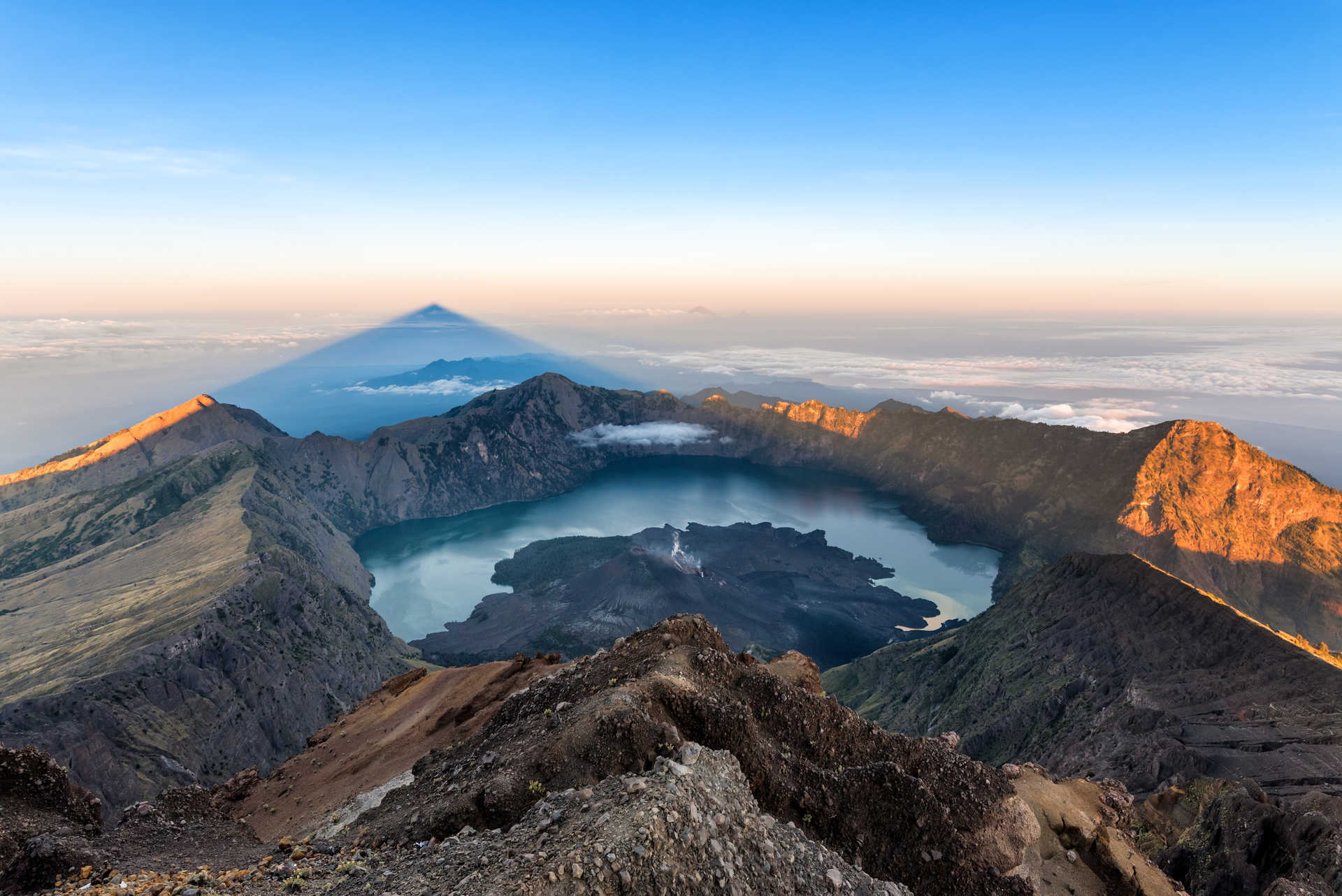 coucher de soleil  au sommet du RINJANI en tente à Lombok Indonésie