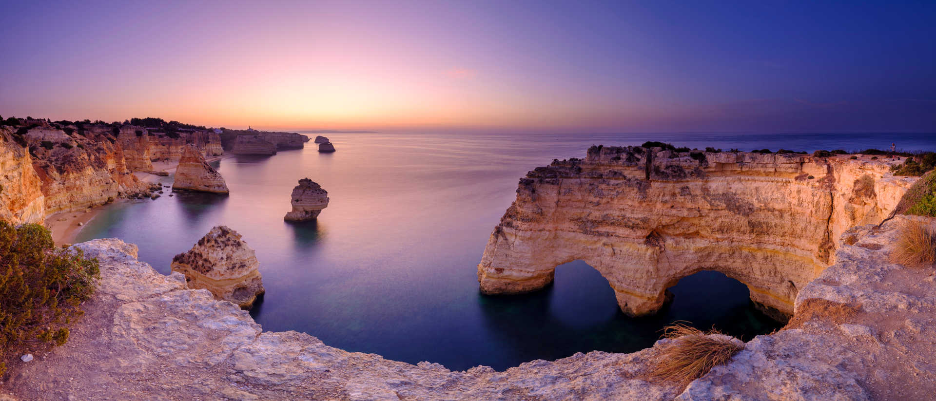 Coucher de soleil sur la côte algarve au Portugal