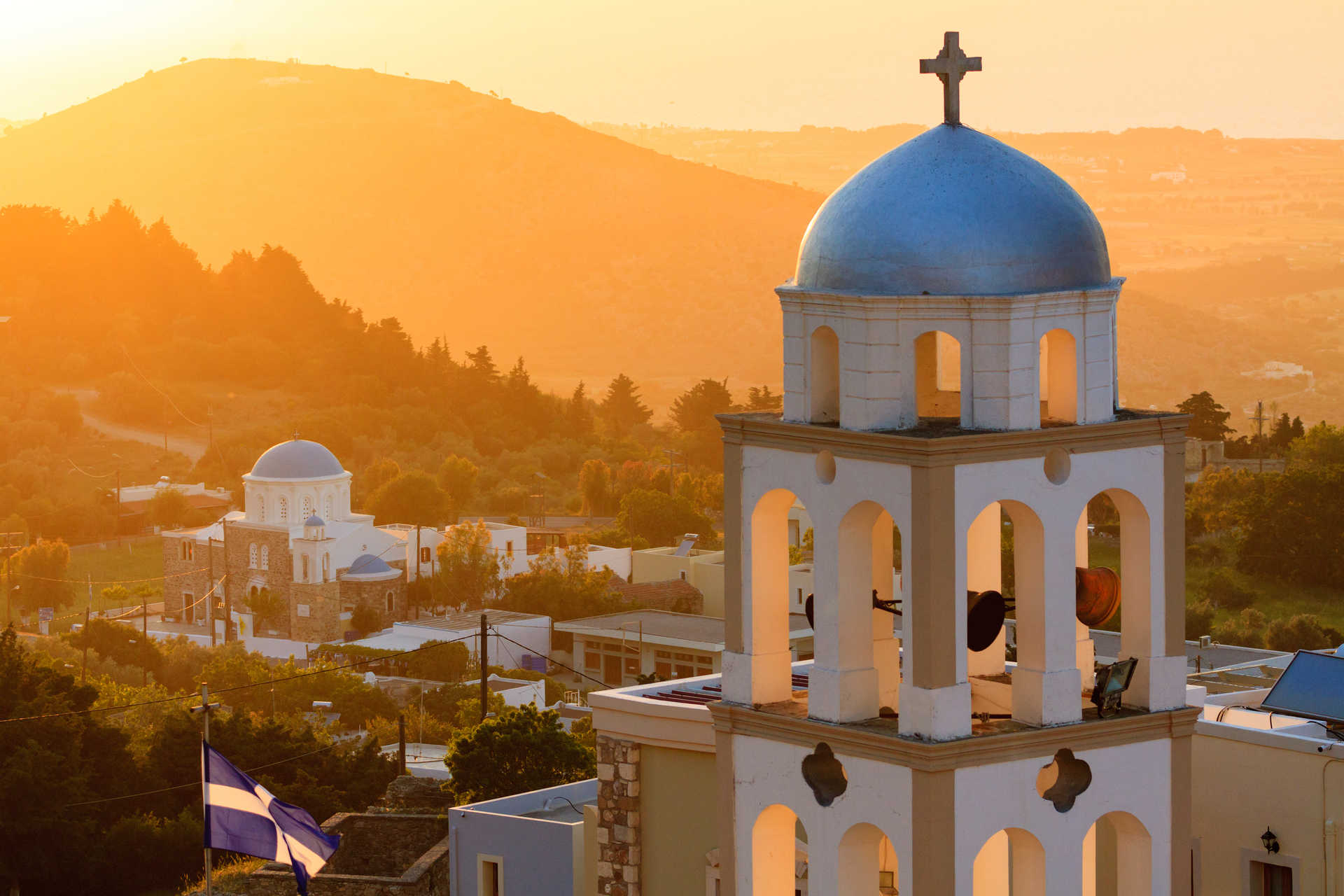 Coucher de soleil sur le clocher de l'église depuis le village d'Asfendiou, sur l'île de Kos en Grèce