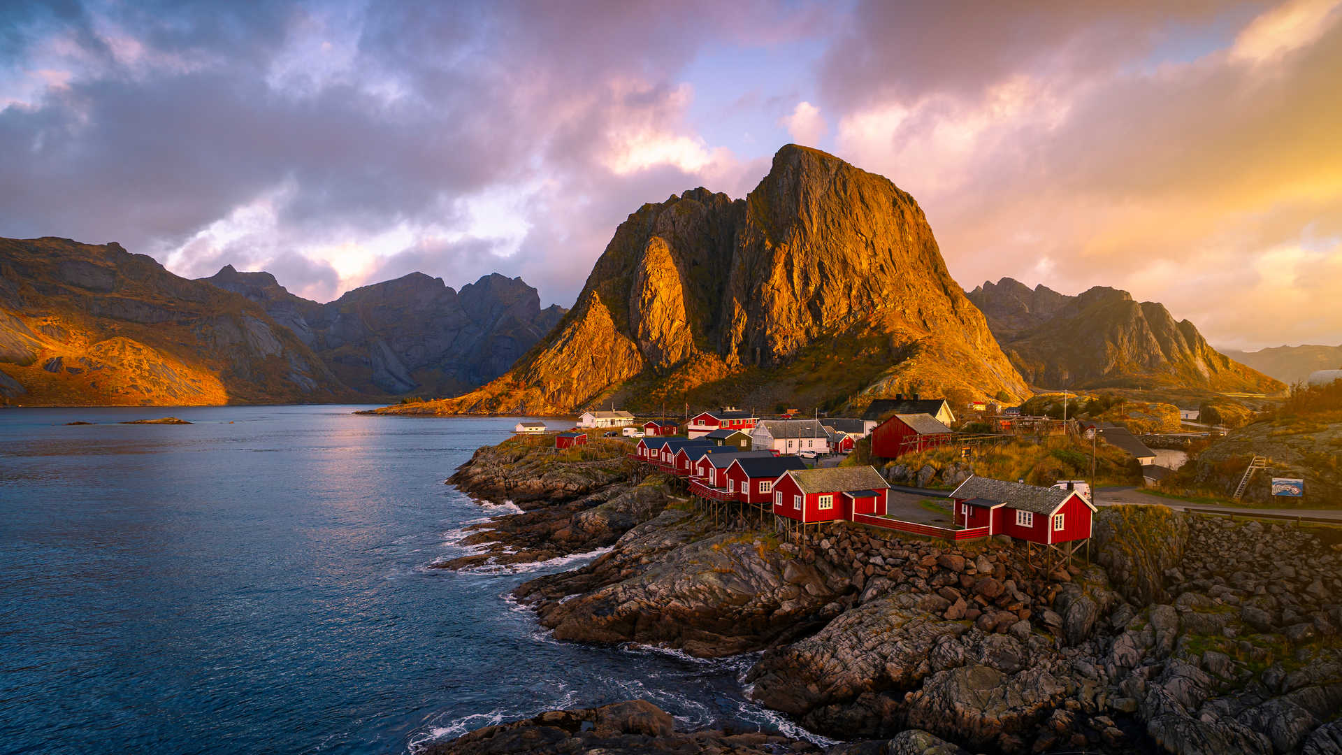 Coucher de soleil sur le village de pêcheurs norvégien Hamnoy dans les îles Lofoten en Norvège