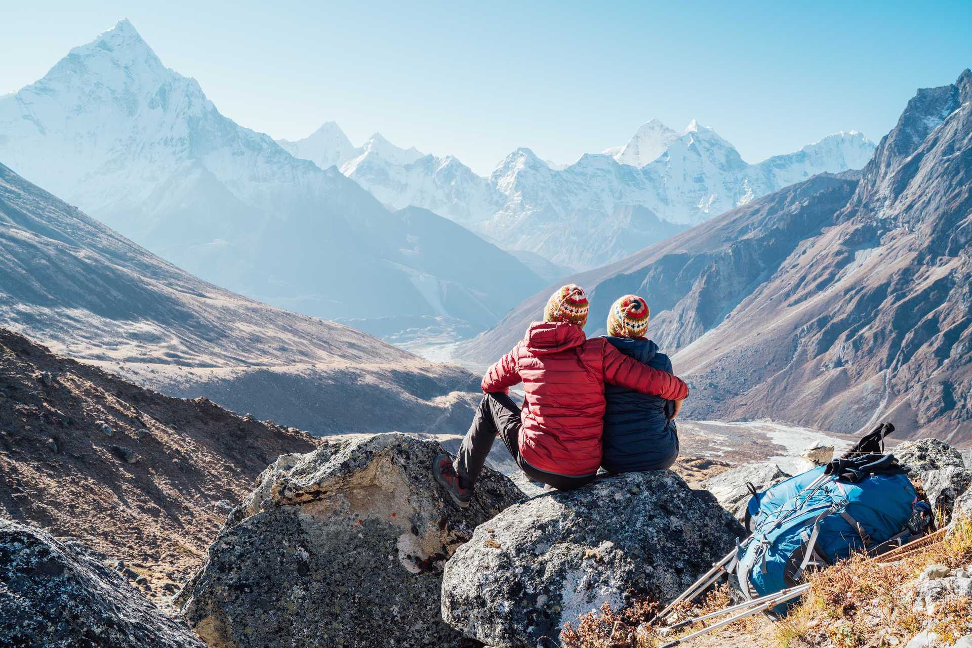 Couple d'amis admirant la vue sur la vallée avec l'Ama Dablam et le Taboche au Népal
