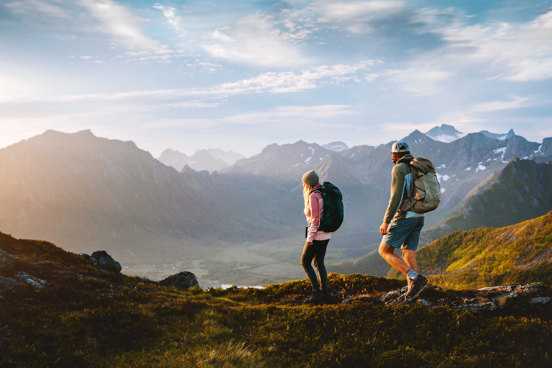 Couple d'amis qui randonnent en Norvège dans les îles Lofoten