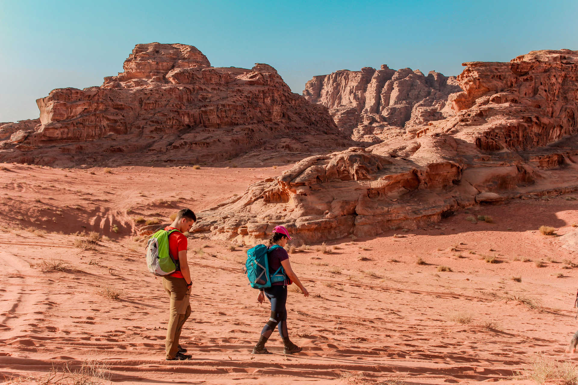 Couple de randonneurs dans le Wadi Rum en Jordanie