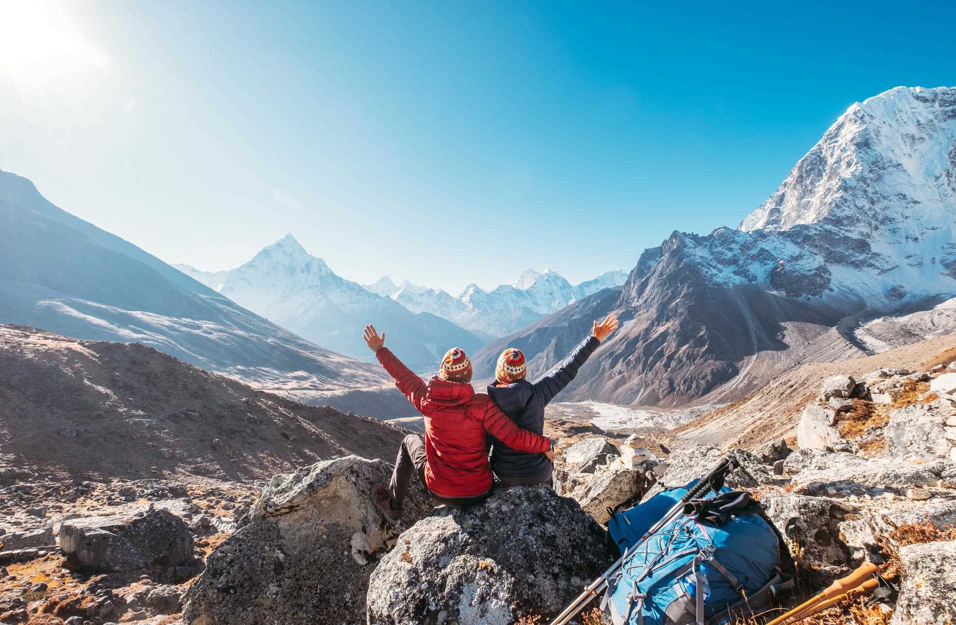 Couple de randonneurs heureux face à la vallée de l'Everest