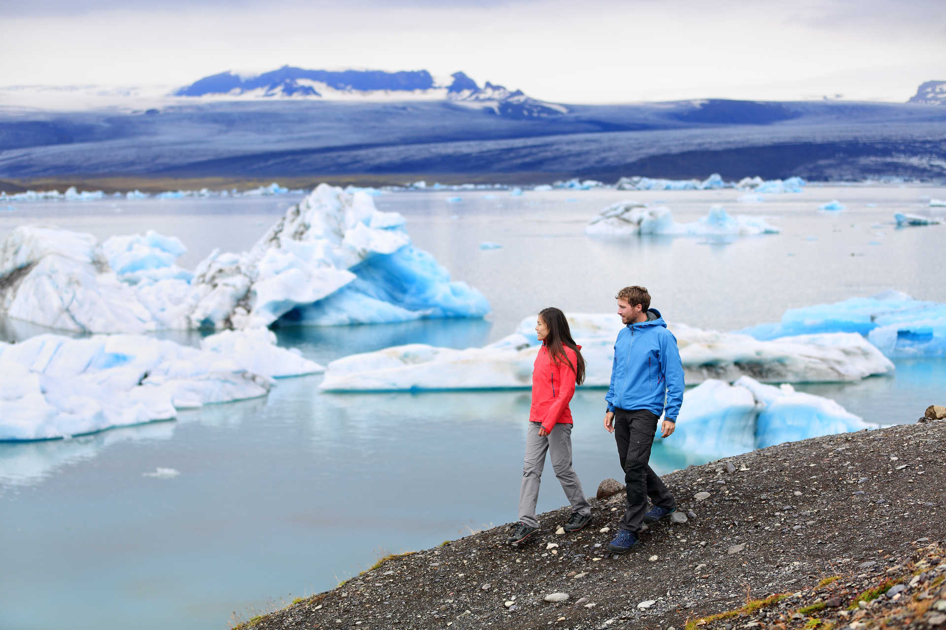Couple de voyageurs en randonnée en Islande