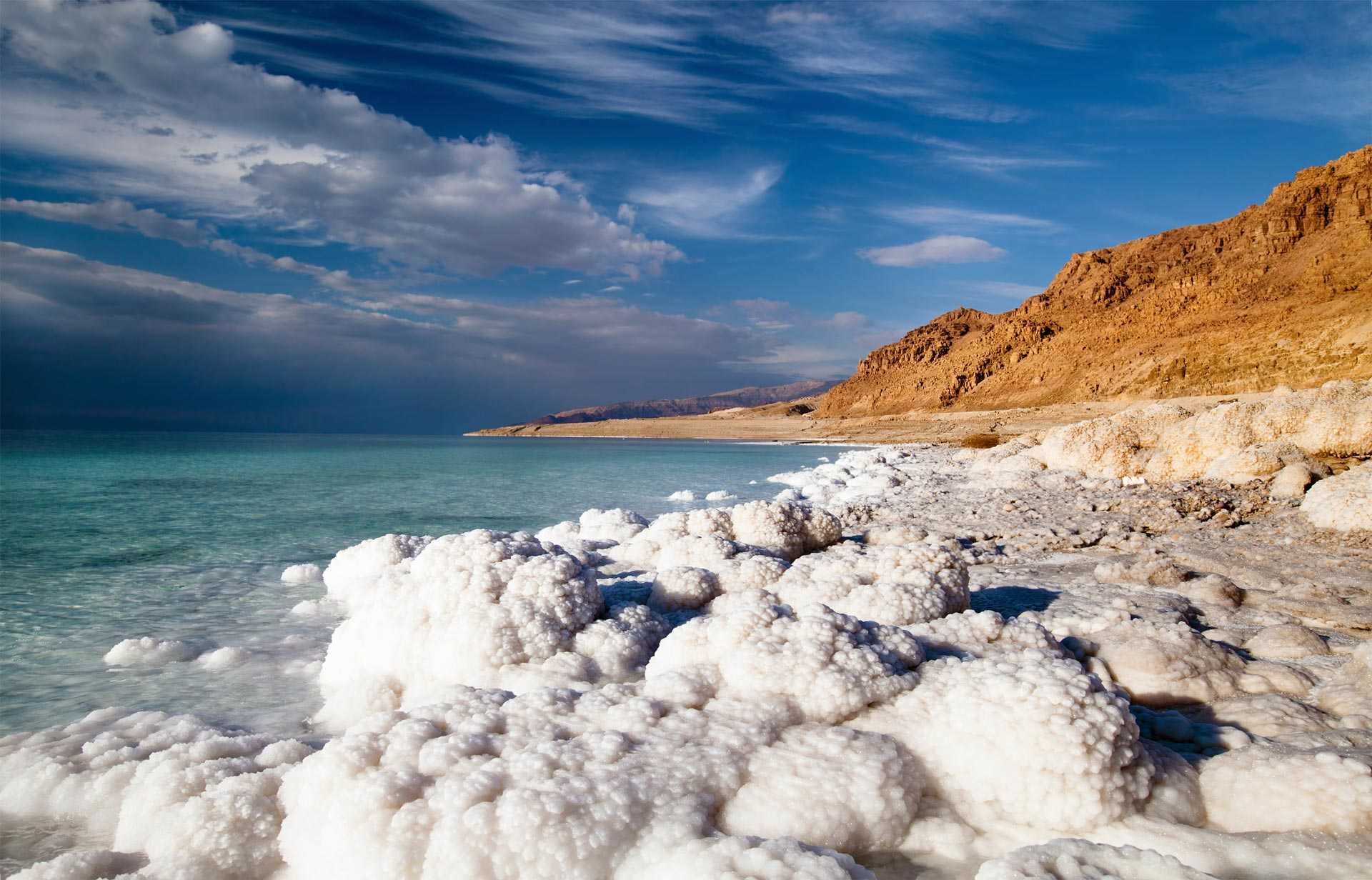 Cristaux de sel sur la Mer Morte, en Jordanie