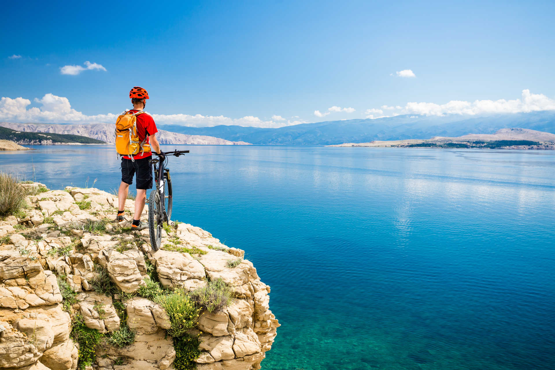 Cycliste observant la mer en Croatie